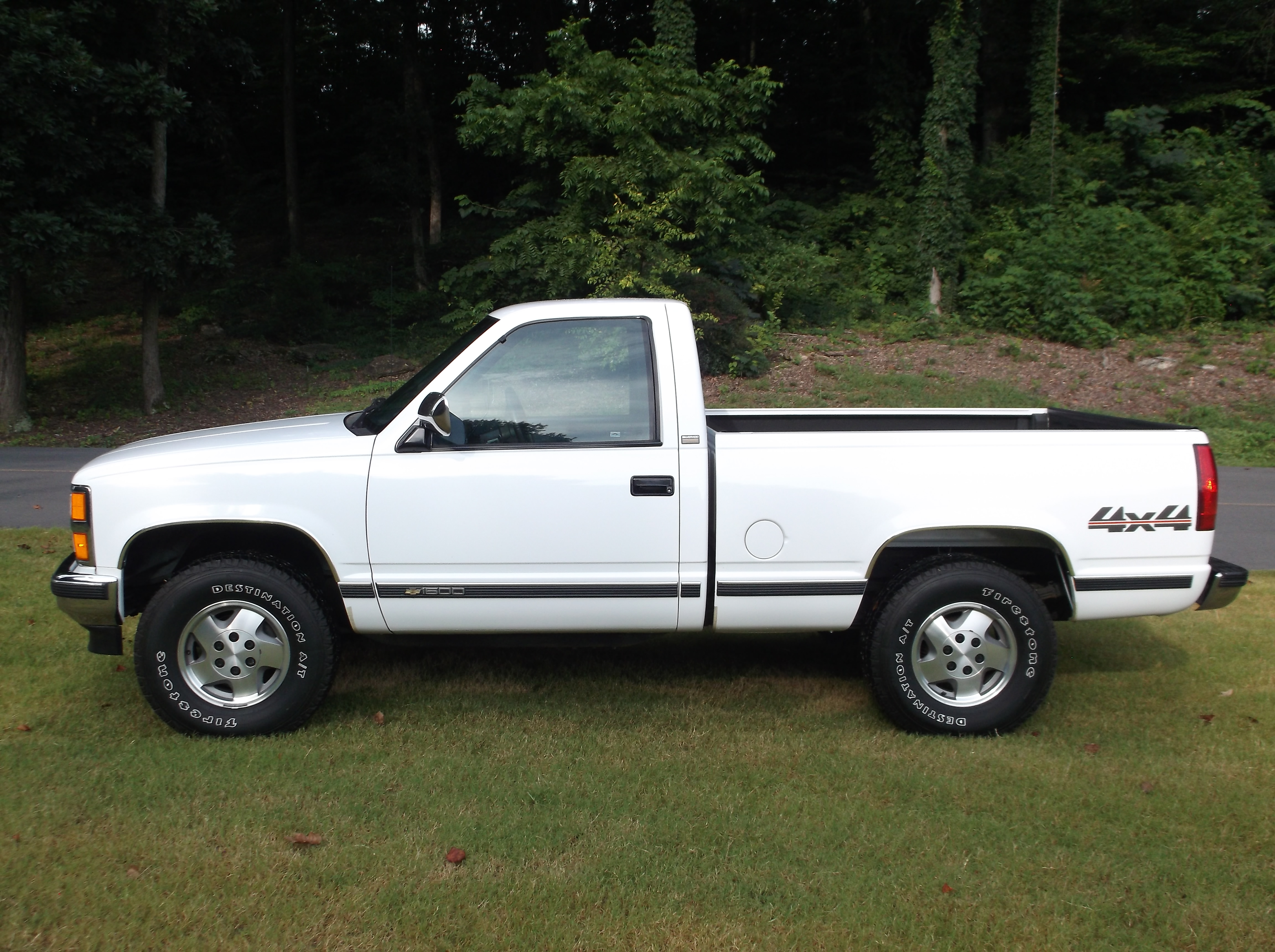 https://0201.nccdn.net/1_2/000/000/10e/7ef/1993ChevroletSilverado4x4White_0057.JPG