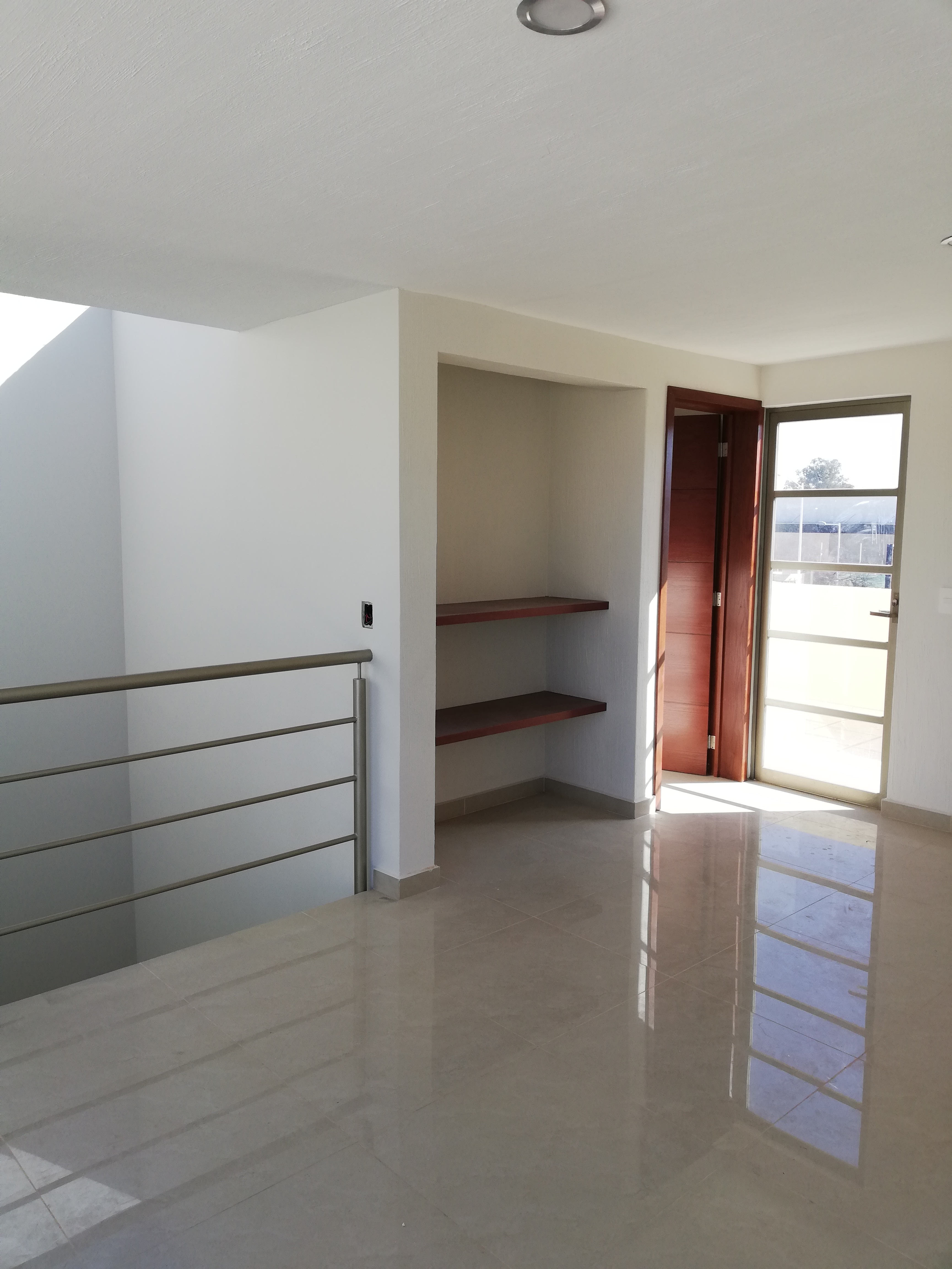 En construcción al 90%.  Casa Club con alberca y juegos infantiles. 3 niveles de construcción. En planta baja cuenta con amplia sala comedor, medio baño, cocina integral con barra de granito y amplias alacenas, cuarto de lavado y jardín trasero con muro llorón. En segunda planta cuenta con amplio distribuidor, 3 recámaras, dos de ellas con closet cada una y un baño completo compartido. La recámara principal cuenta con aire acondicionado, vestidor y baño completo. En un tercer nivel se encuentra una habitación multifuncional, puede ser cuarta recámara con baño completo o salón de juegos, estudio oficina. Este tercer nivel cuenta también con dos terrazas.