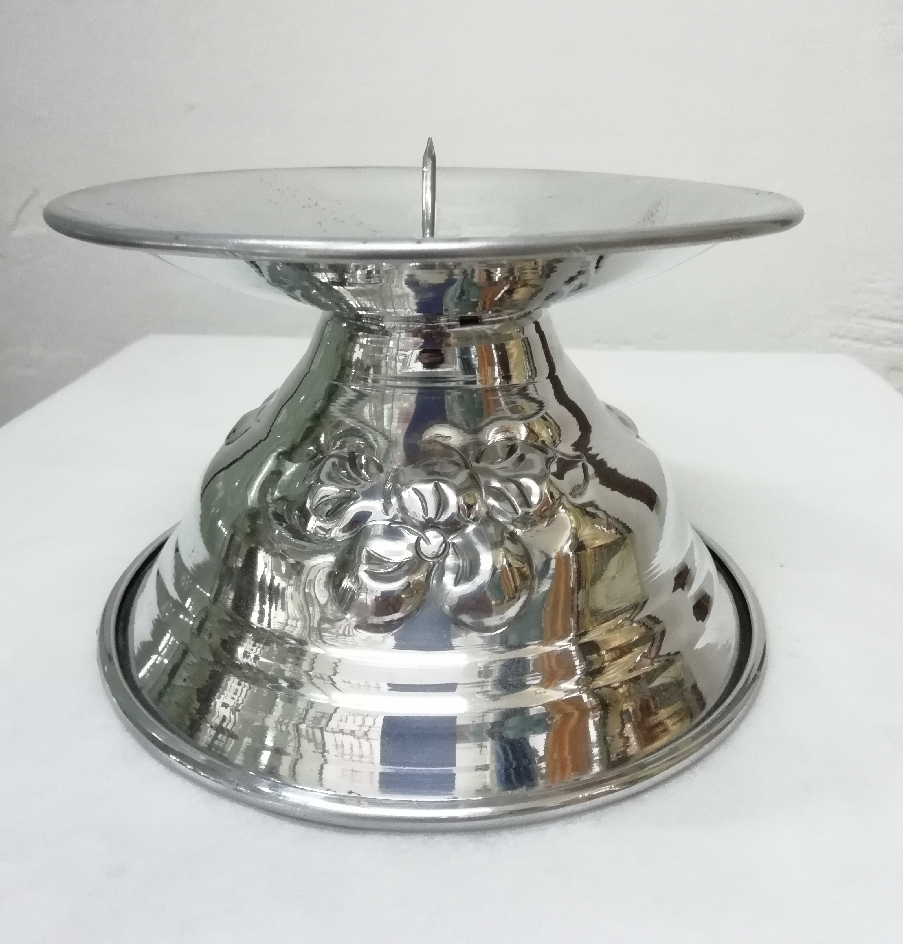 CANDELERO ALUMININIO CON BASE DE CLAVO PARA CIRIO 
diametro 10cm  -  12cm

preguntar por existencias.