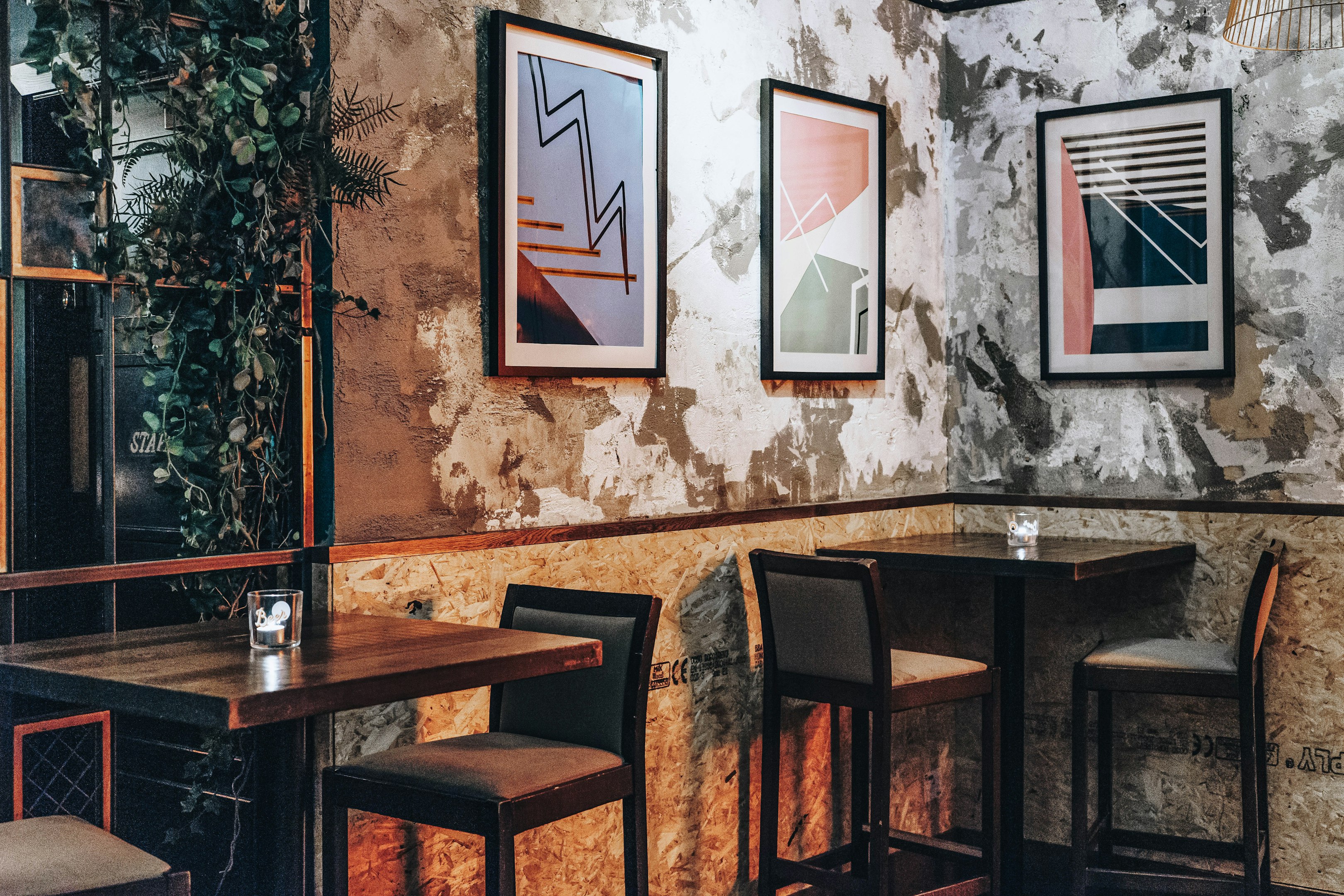 un par de sillas que están frente a una mesa