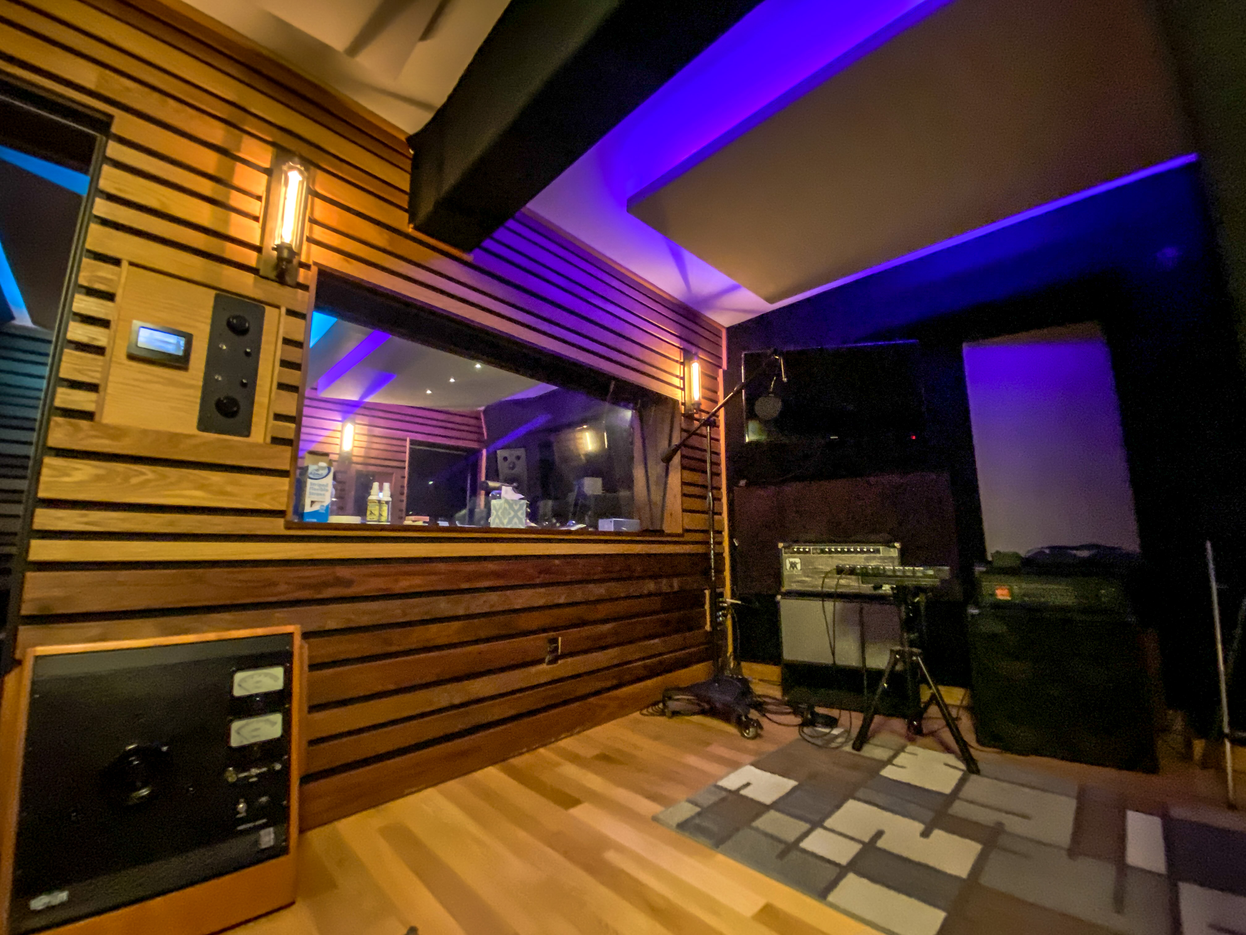 https://0201.nccdn.net/1_2/000/000/10f/90e/studio-b-sound.jpg