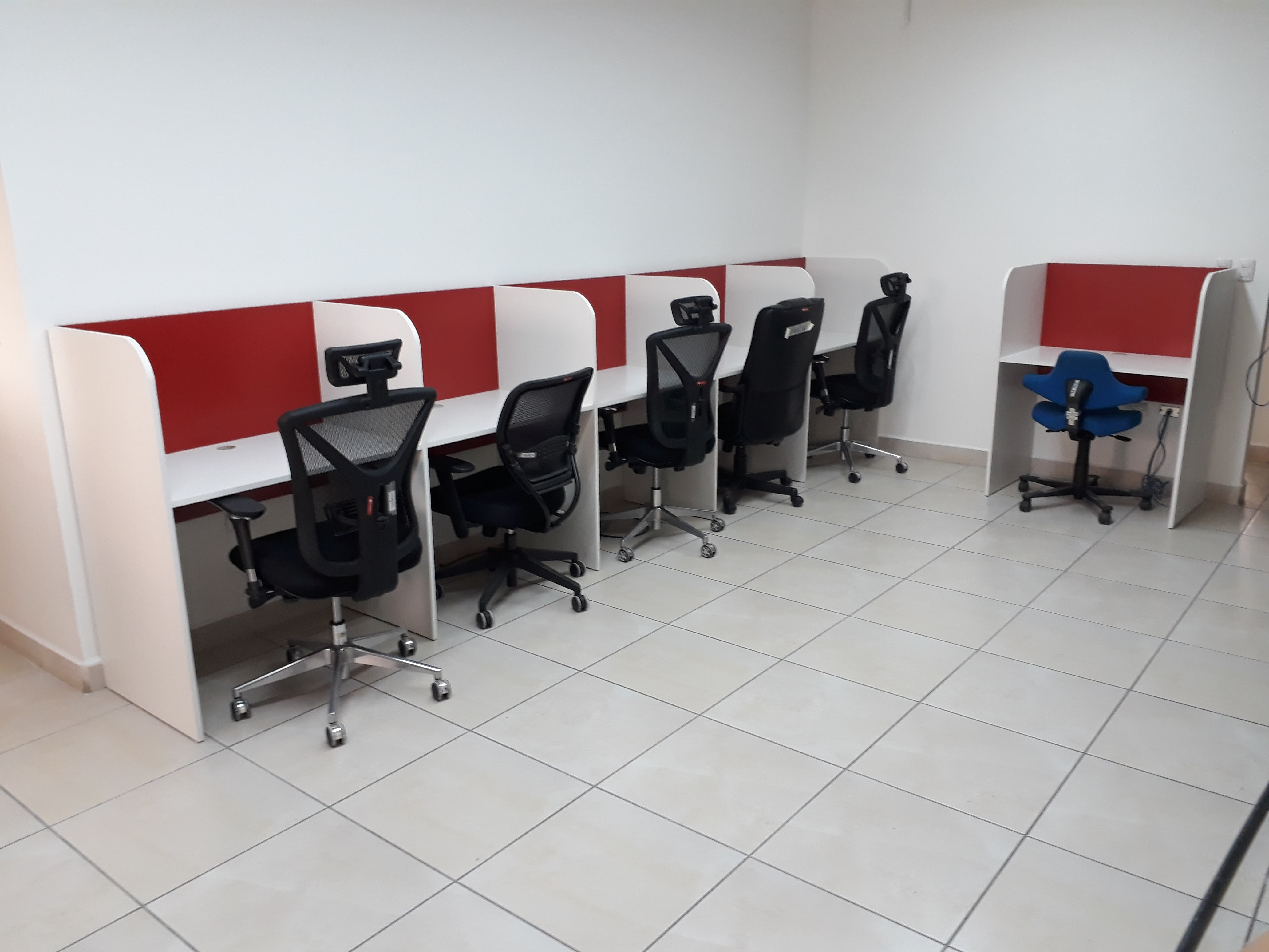 ESTACIONES DE TRABAJO.
Elaboradas en melamina.
Color a solicitud  del Cliente.
Tamaño ajustado a necesidad.
Tiempo de Fabricación: dependerá de las estaciones a elaborar.