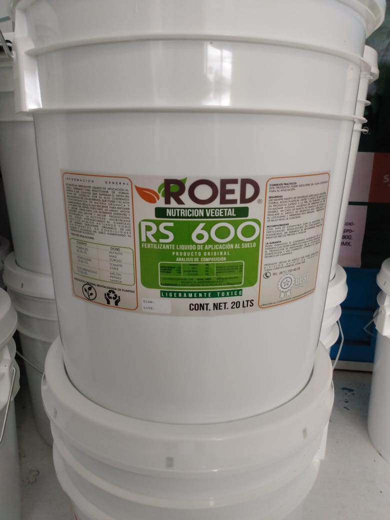 RS 600
ES UN FERTILIZANTE LÍQUIDO DE APLICACIÓN AL SUELO, DISEÑADO PARA REACCIONAR DE FORMA RÁPIDA A LOS CULTIVOS QUE EMPIEZAN O ESTÀN EN ETAPA DE COSECHA, POR SUALTO CONTENIDO BALANCEADO DE LOS NUTRIENTES QUE POSEE Y SU ALTA CONCENTRACIÓN DE MATERIA ORGÁNICA Y AMINOÁCIDOS, RESULTA MUY EFICIENTE PARA REPONER LA PLANTA DEL ESTRÉS POSTCORTE, ASÍ MISMO, APOYA A SEGUIR ASIMILANDO LOS NUTRIENTES EXISTENTES Y OBTENER UNA MAYOR Y MEJOR PRODUCCIÓN. INCREMENTA LA ACTIVIDAD MICROBIANA DEL SUELO, FORTALECIENDO EL COMPLEJO ARCILLO-HUMICO ACTUANDO COMO UN AGENTE QUELATANTE ORGÀNICO DE LOS NUTRIMENTOS EN CONDICIONES ÁCIDAS Y ALCALINAS DEL SUELO, AUMENTANDO SU ASIMILACIÓN AL CULTIVO.