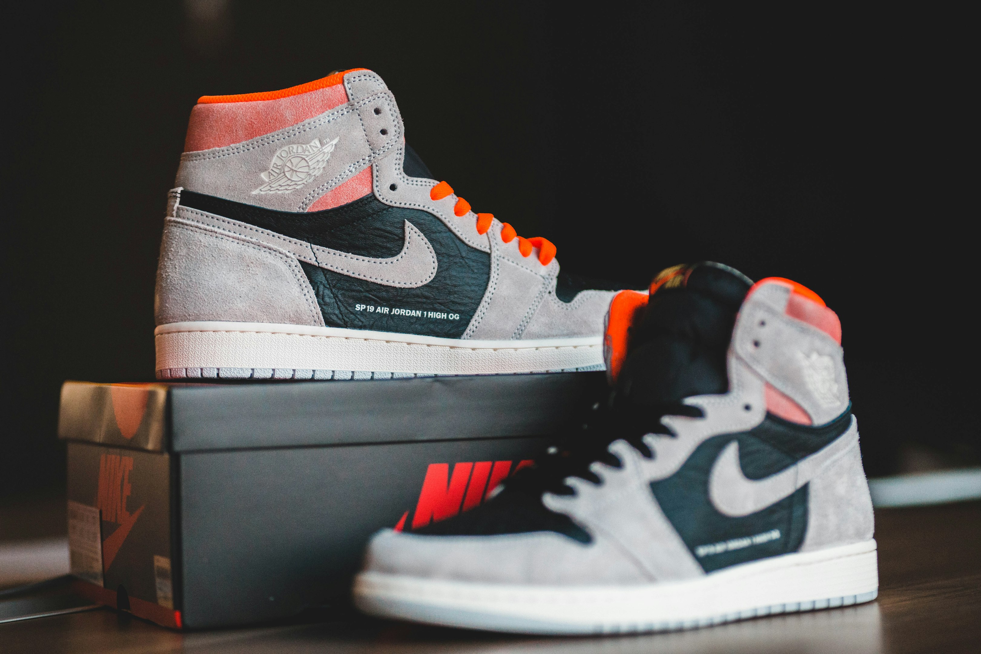 Nike Air Jordan 1's grises y negras