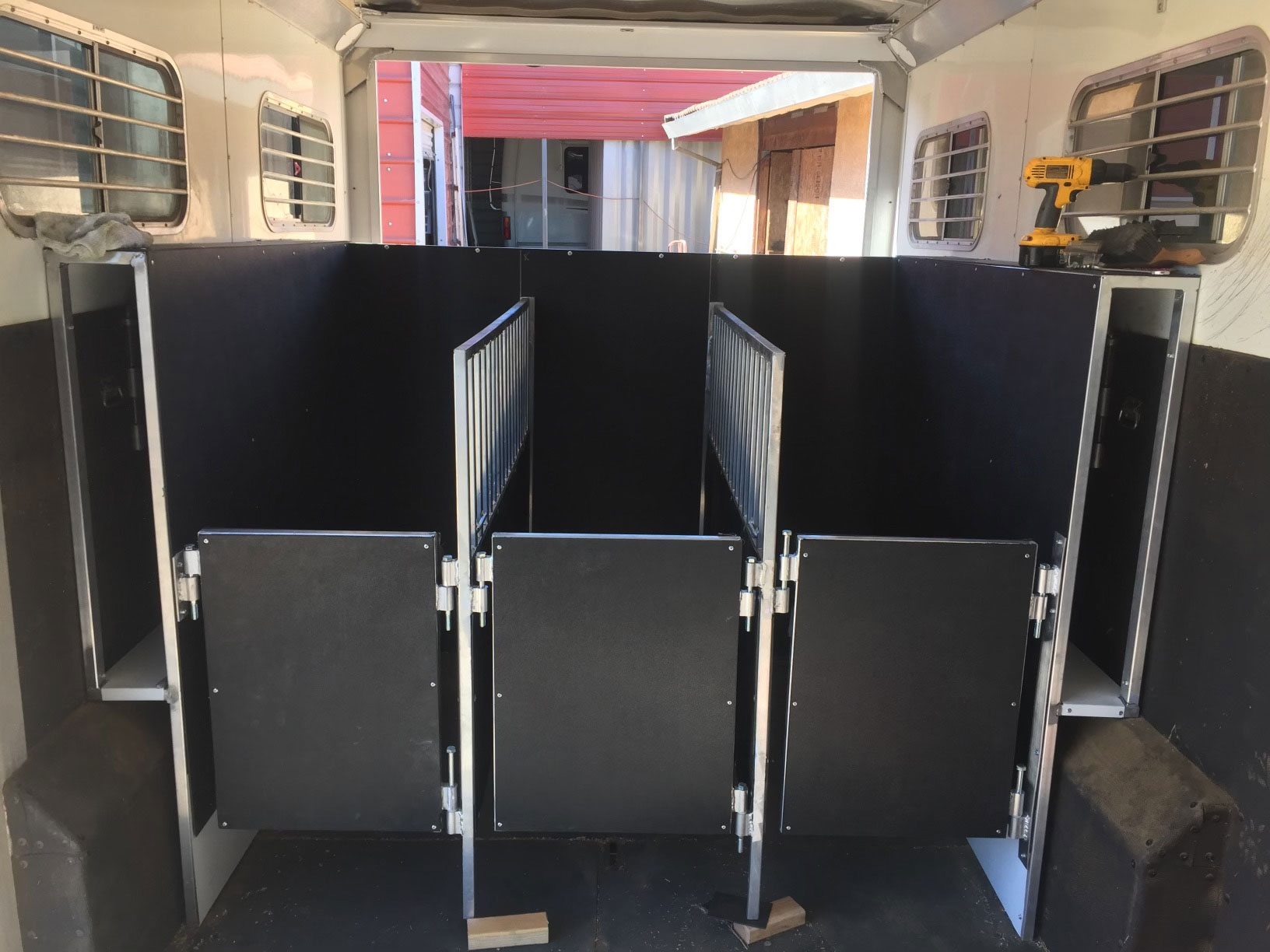 https://0201.nccdn.net/1_2/000/000/110/c2e/three_horse_hauler_stalls_doors_closed.jpg