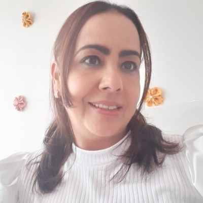 camisa polo amarilla de hombre