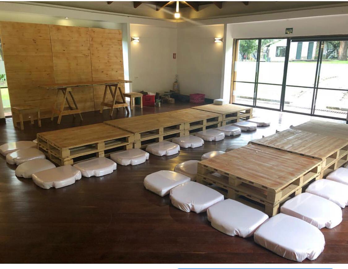 Cojin Duro Blanco
Medidas 50x50cm
$5.000 Alquiler