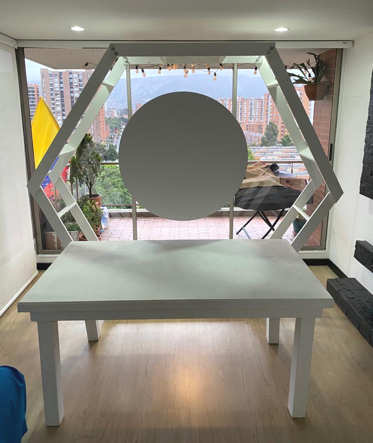 Estructura Hexagonal
Manejamos en 
(Color Blanco y Color Madera)
$150.000 Alquiler 
2.47cm Ancho
2.20m Alto
50cm Profunidad