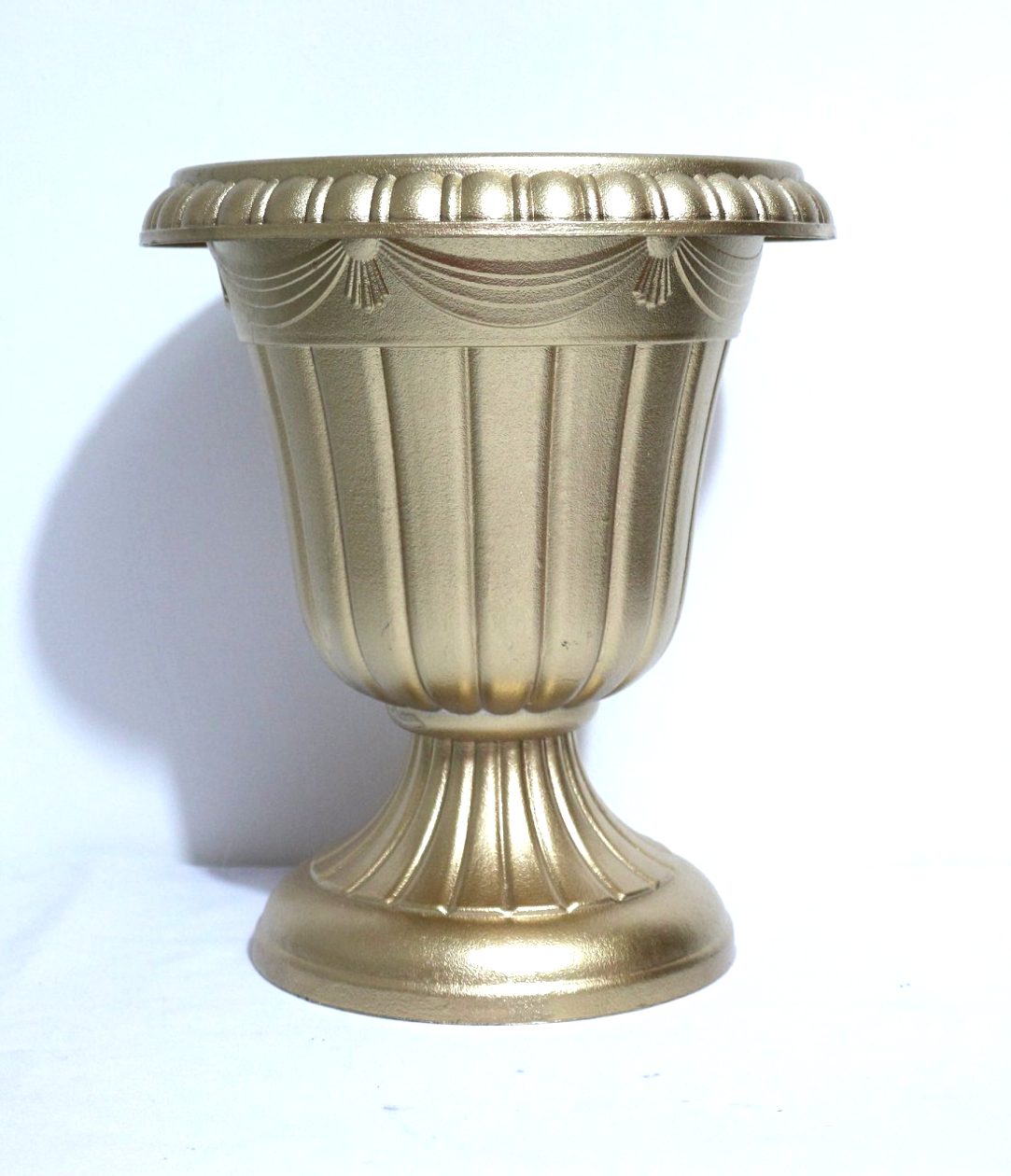 Florero Imperial # 1 Dorado
Medidas 29 cm de Altura 
22 cm de Diámetro 
$ 20.000 