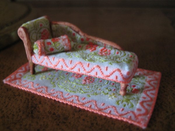 1/48TH SCALE CHAISE 
WITH MATCHING CUSHION
AND RUG