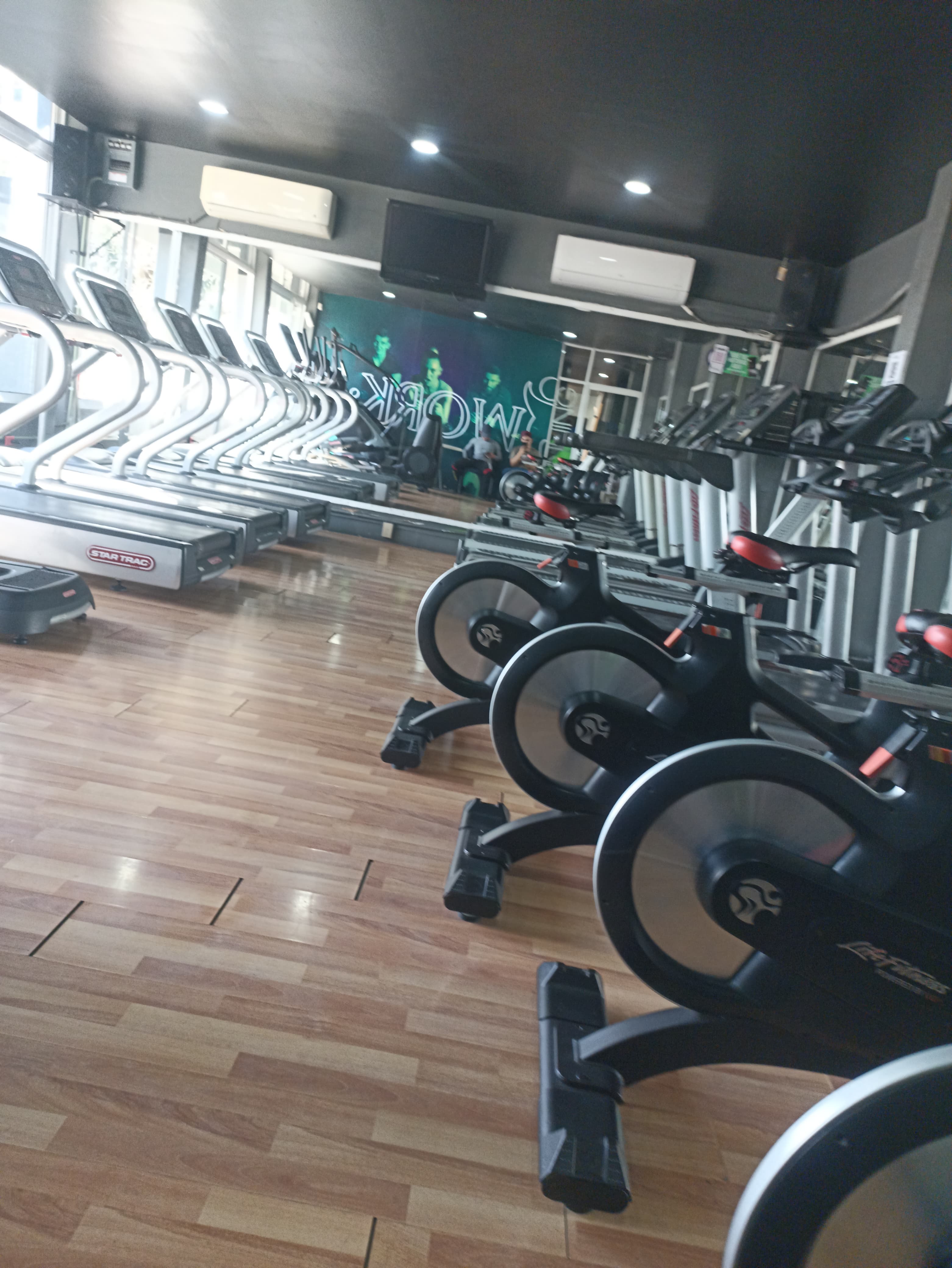 Computadora portátil Toshiba con pantalla de Windows y torre HP Pavilion con especificaciones visibles, en un entorno de oficina.