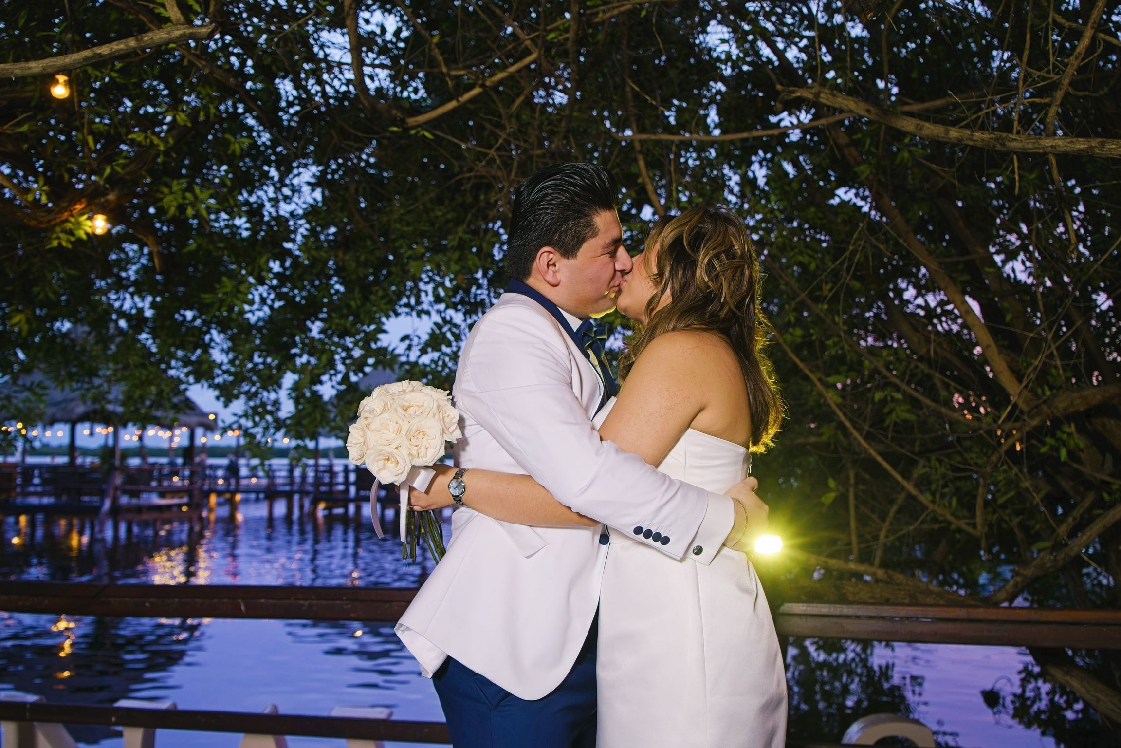 https://0201.nccdn.net/1_2/000/000/112/367/luxartifices-wedding-navios-cancun-bride-and-groom-sunset032.jpg