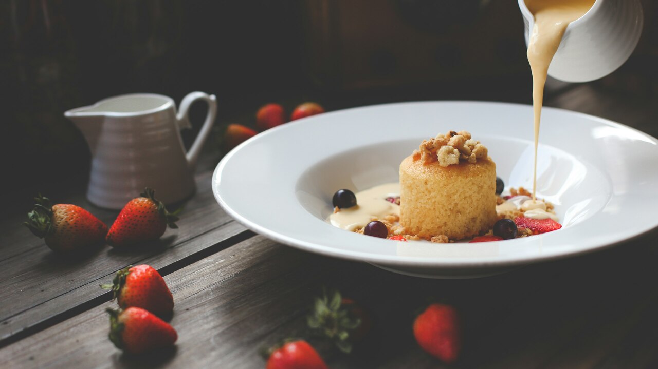 postre de pastel de fresa con crema