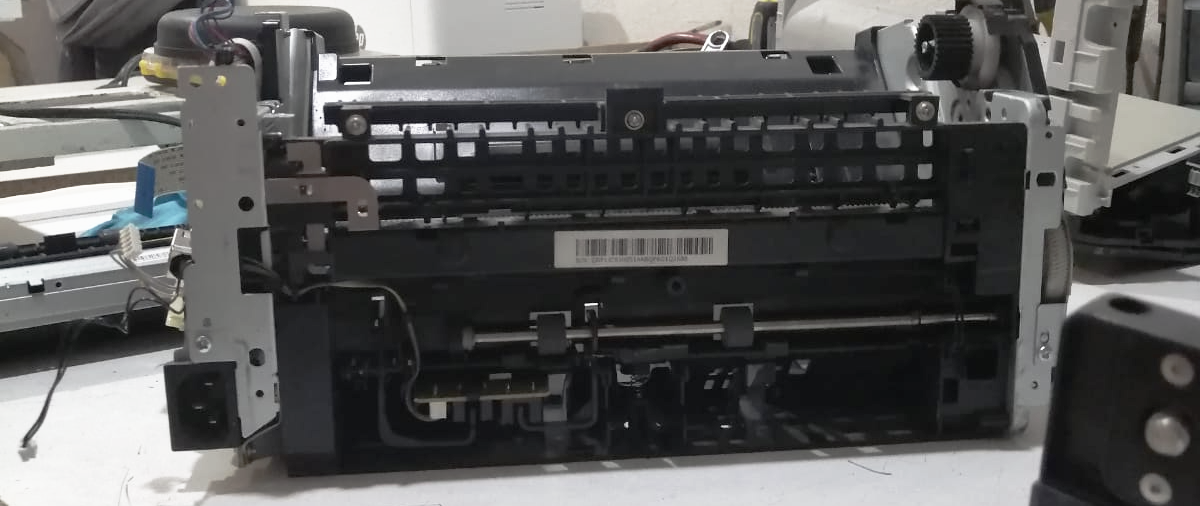 mujer firmando en papel de impresora blanco junto a mujer a punto de tocar los documentos