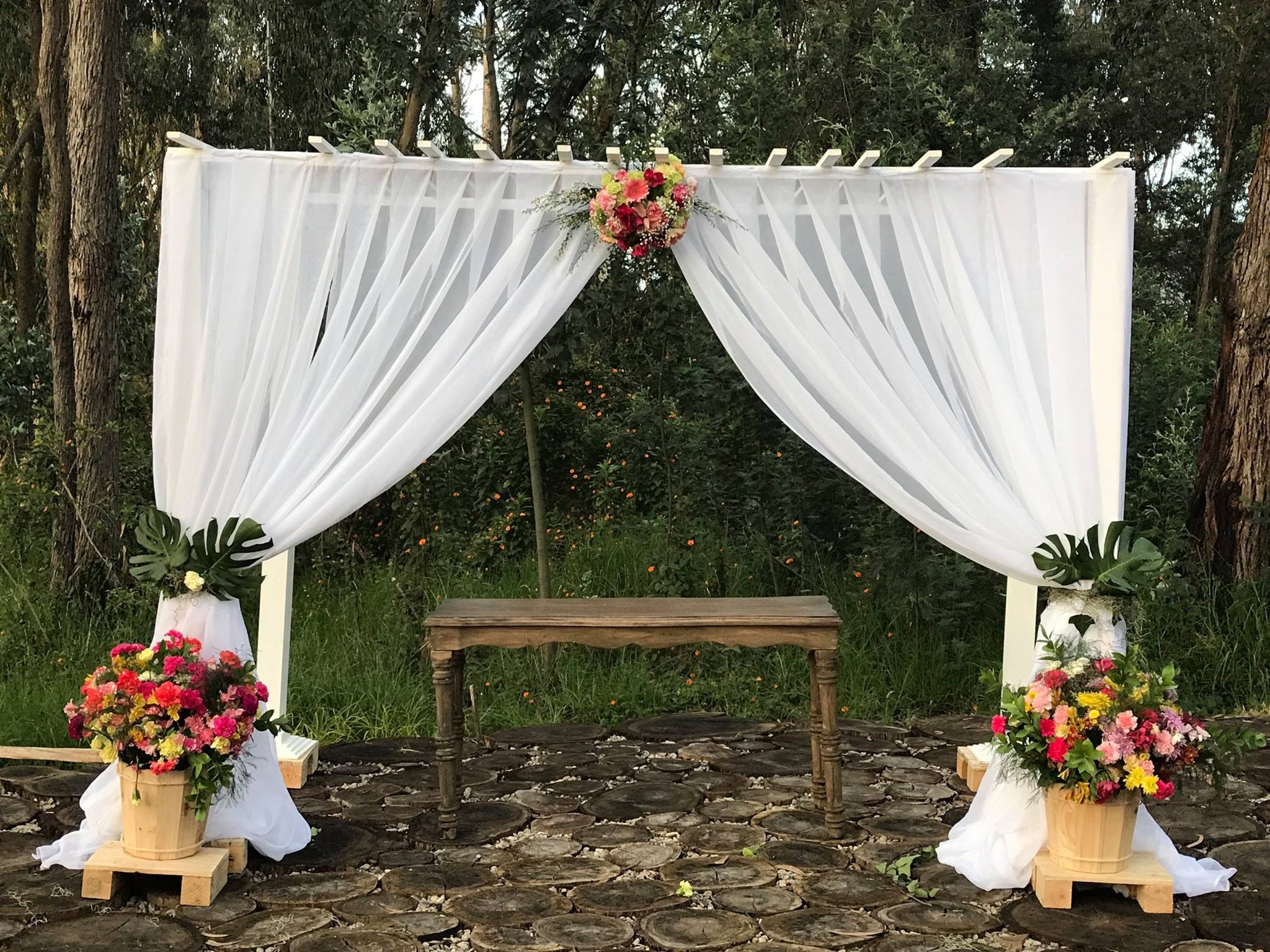 Pergola con velo  4 columnas 
Medidas : 3.20m de largo
2.20 de Alto
