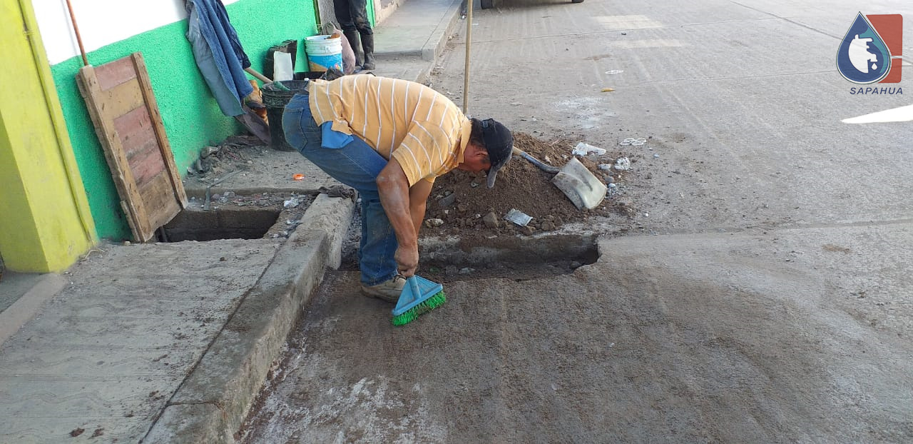 REPARACIÓN DE FUGA DE AGUA EN CALLE ZARAGOZA, COLONIA SANTA ROSA