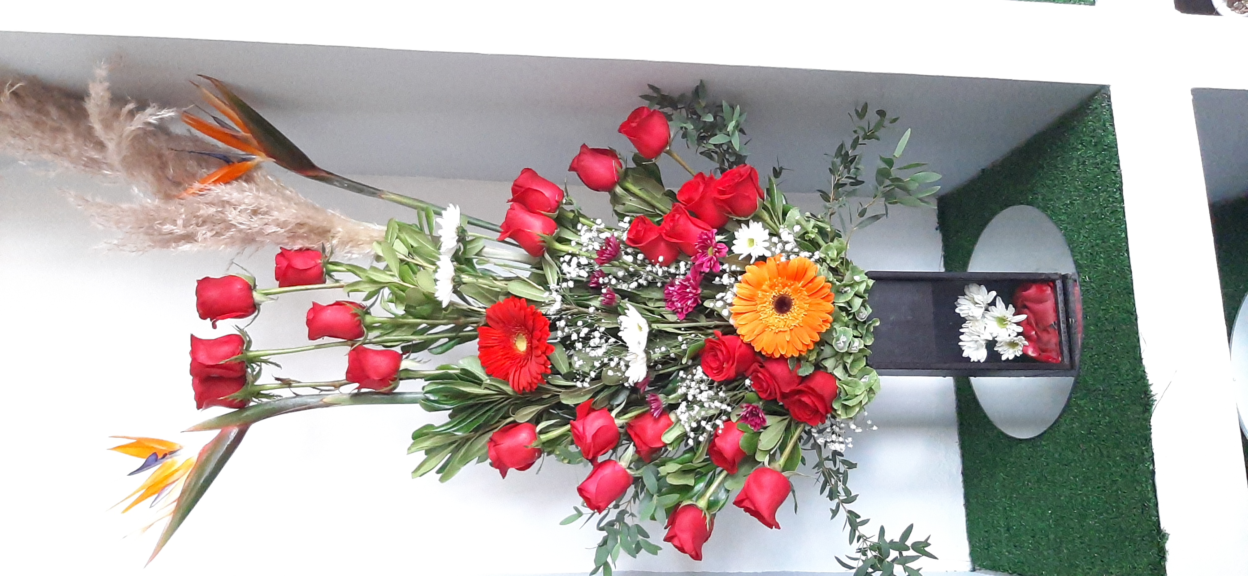 Arreglo A41 de 24 rosas rojas con gerbera y ave de praiso.
$1400
