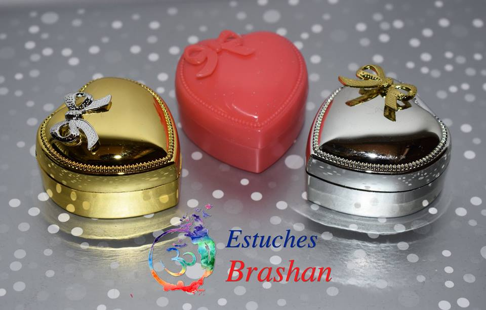 Estuches de plástico con forma de corazón en acabado metálico 