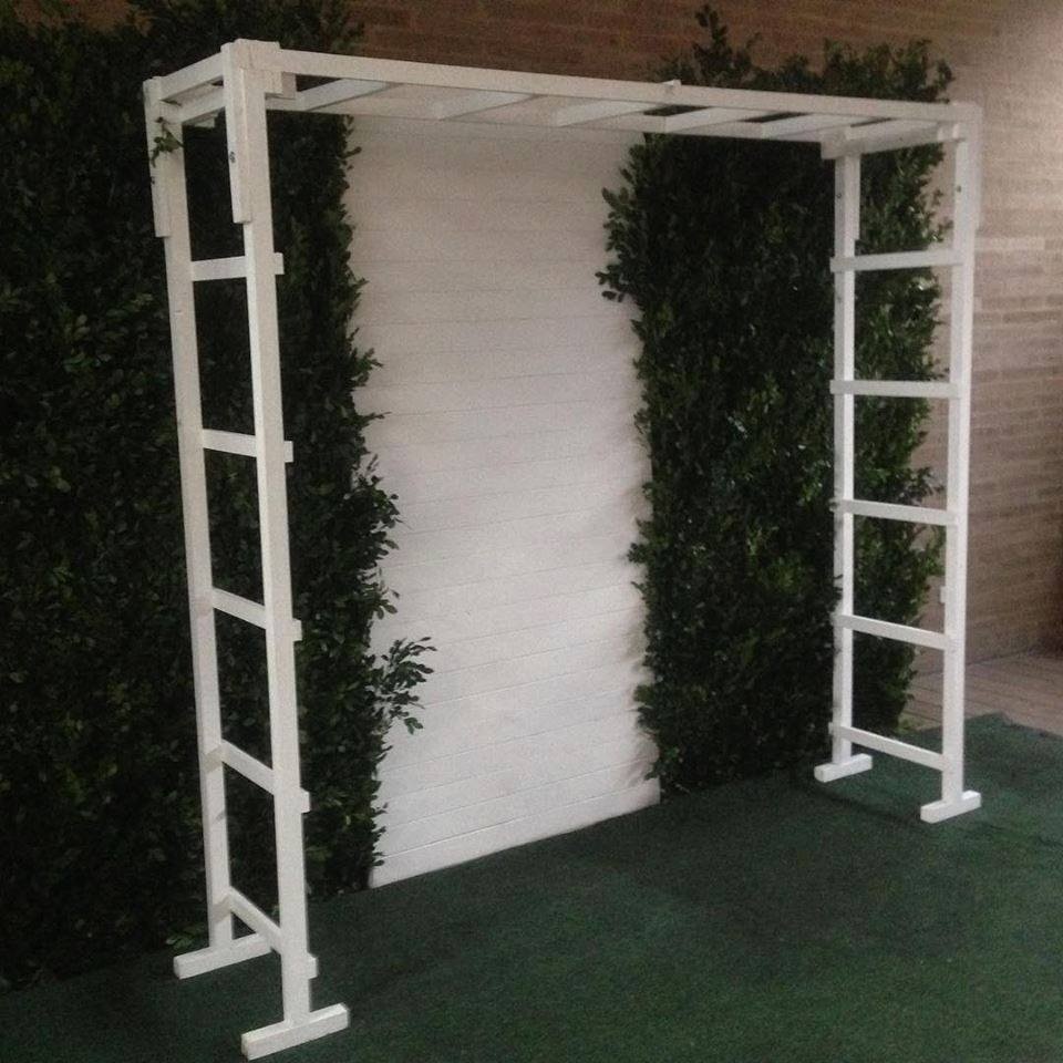 Marco escalera 
Medidas: 209cm de
 Altura X 203cm Largo
Alquiler $ 120.000