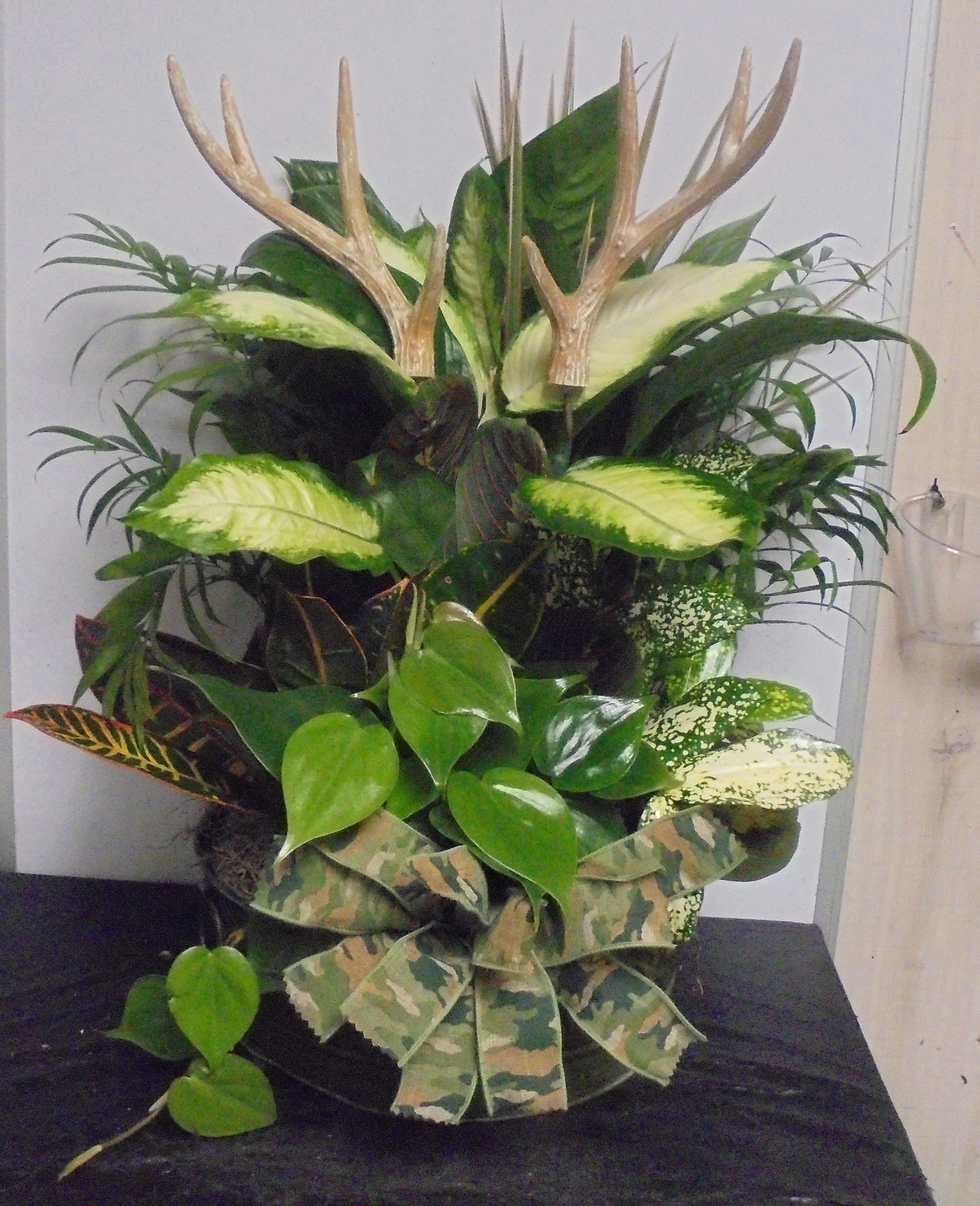 (9) Dish-Garden Plant (Metal)
W/ Deer Horns
$90.00