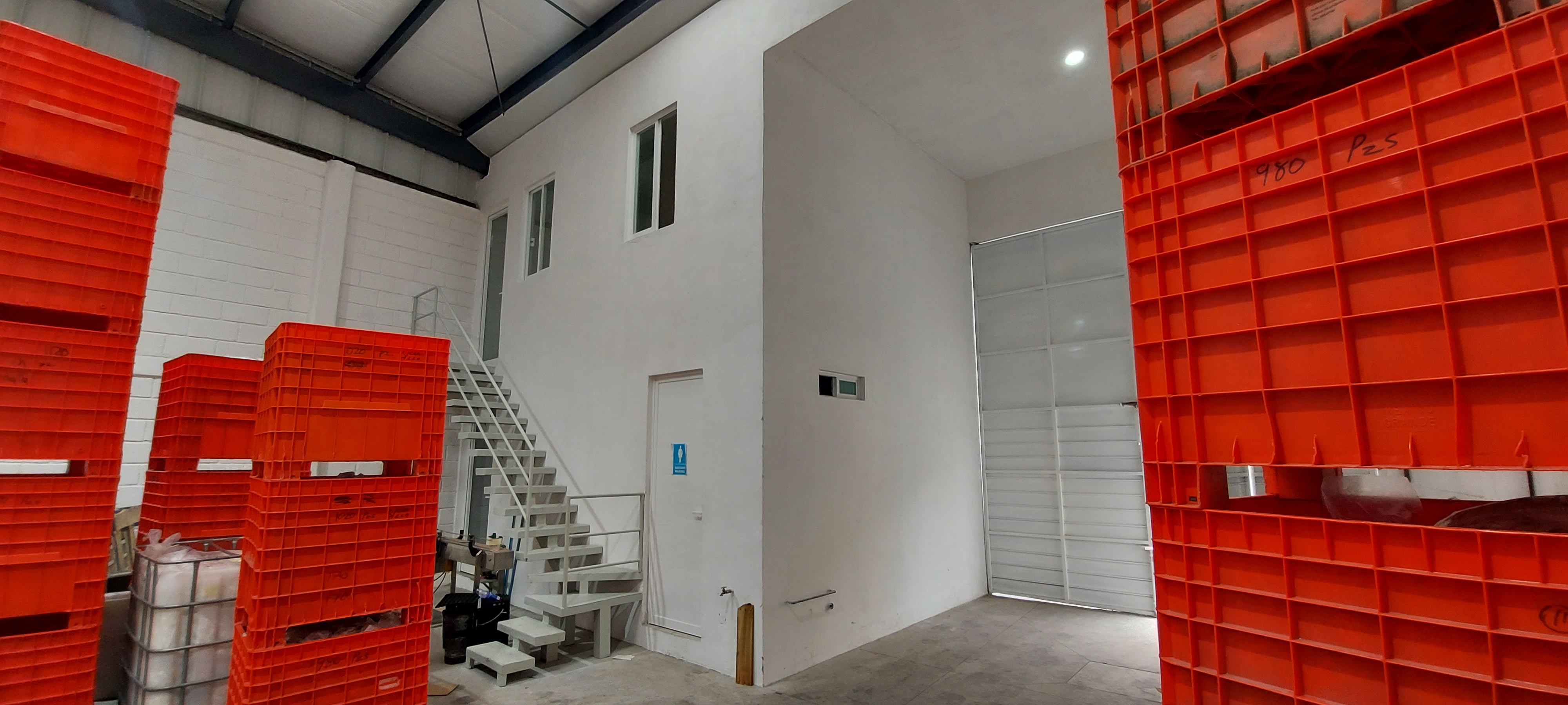 interior bodega oficinas