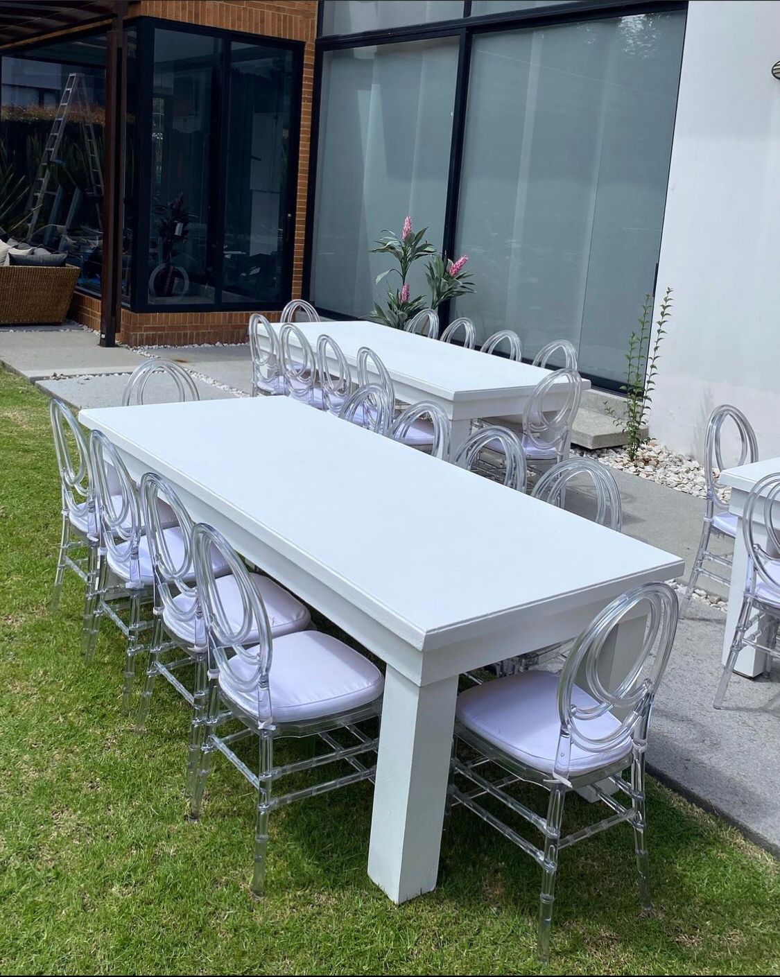 Mesa Rectangular de Madera Blanca
Medidas: 2.20m x 1m
$90.000
( Sin sillas )