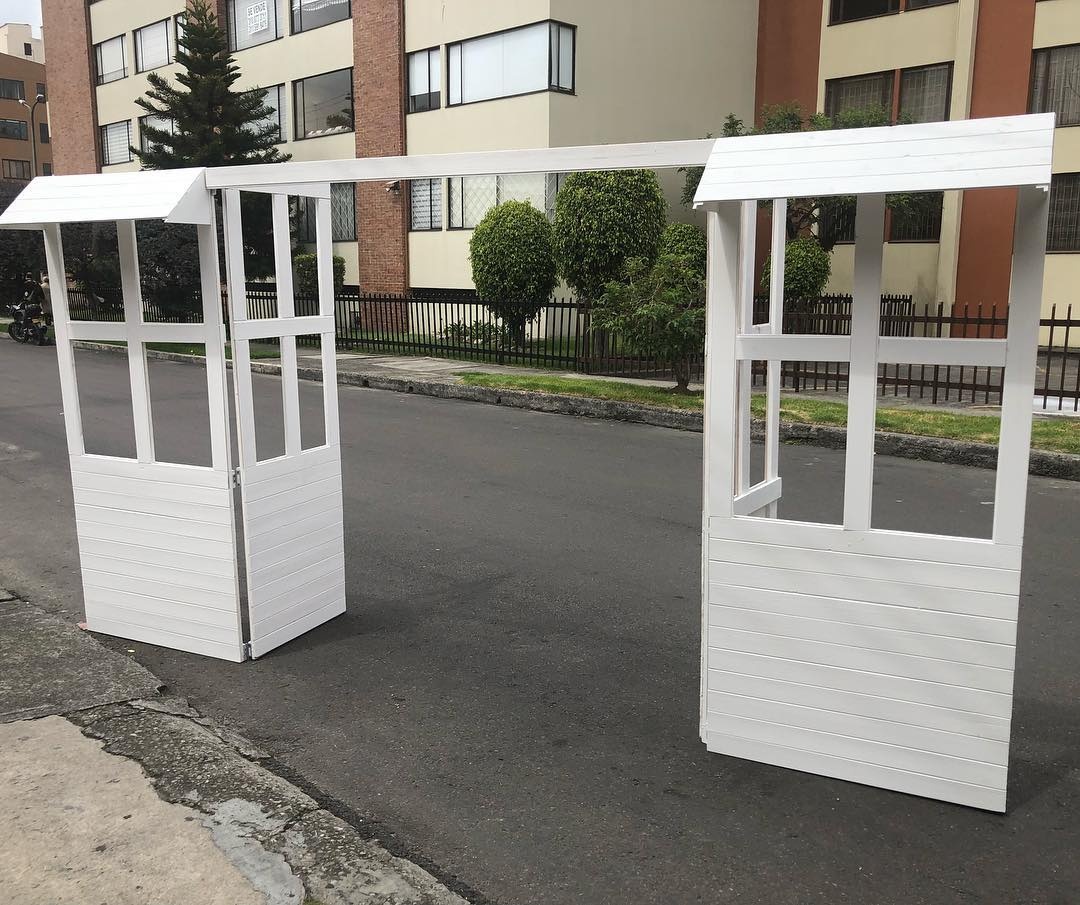 Ventanas 
Color blanco
2.20cm alto X 1 M, cada ventana
4.16cm de ancho 
Alquiler $250.000