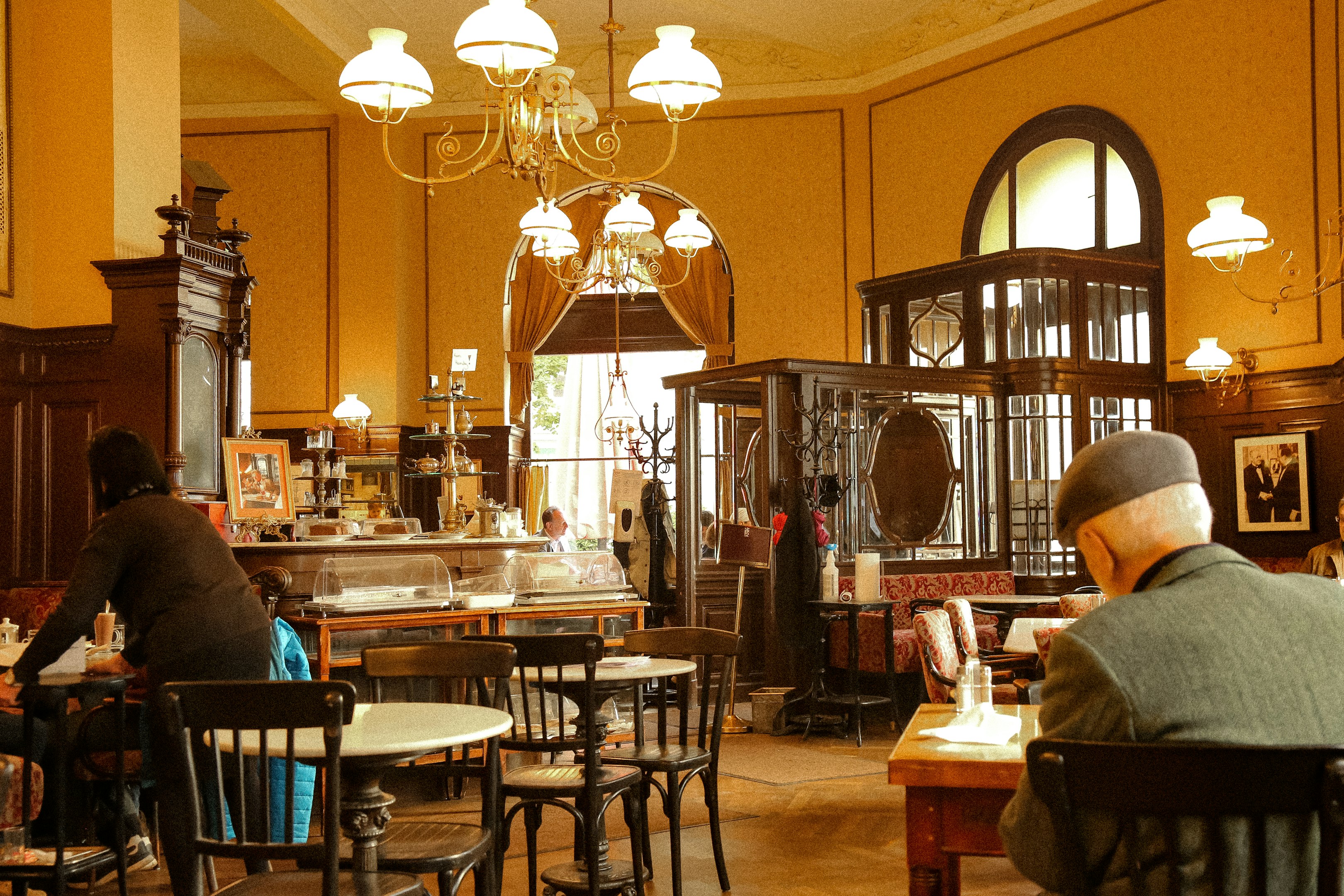 un par de personas sentadas en una mesa en un restaurante