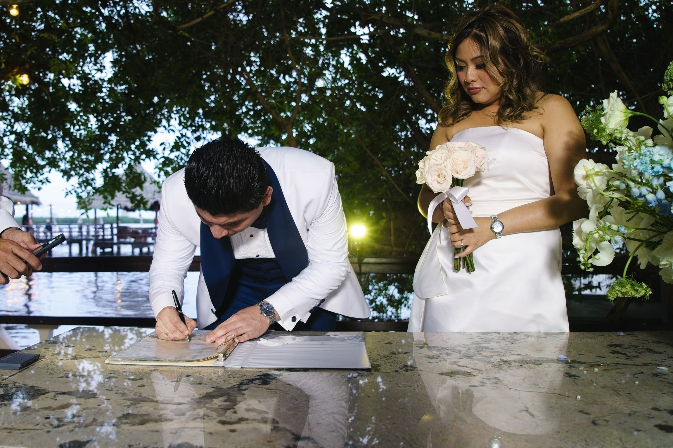 https://0201.nccdn.net/1_2/000/000/114/fd5/luxartifices-wedding-navios-cancun-bride-and-groom-sunset014.jpg