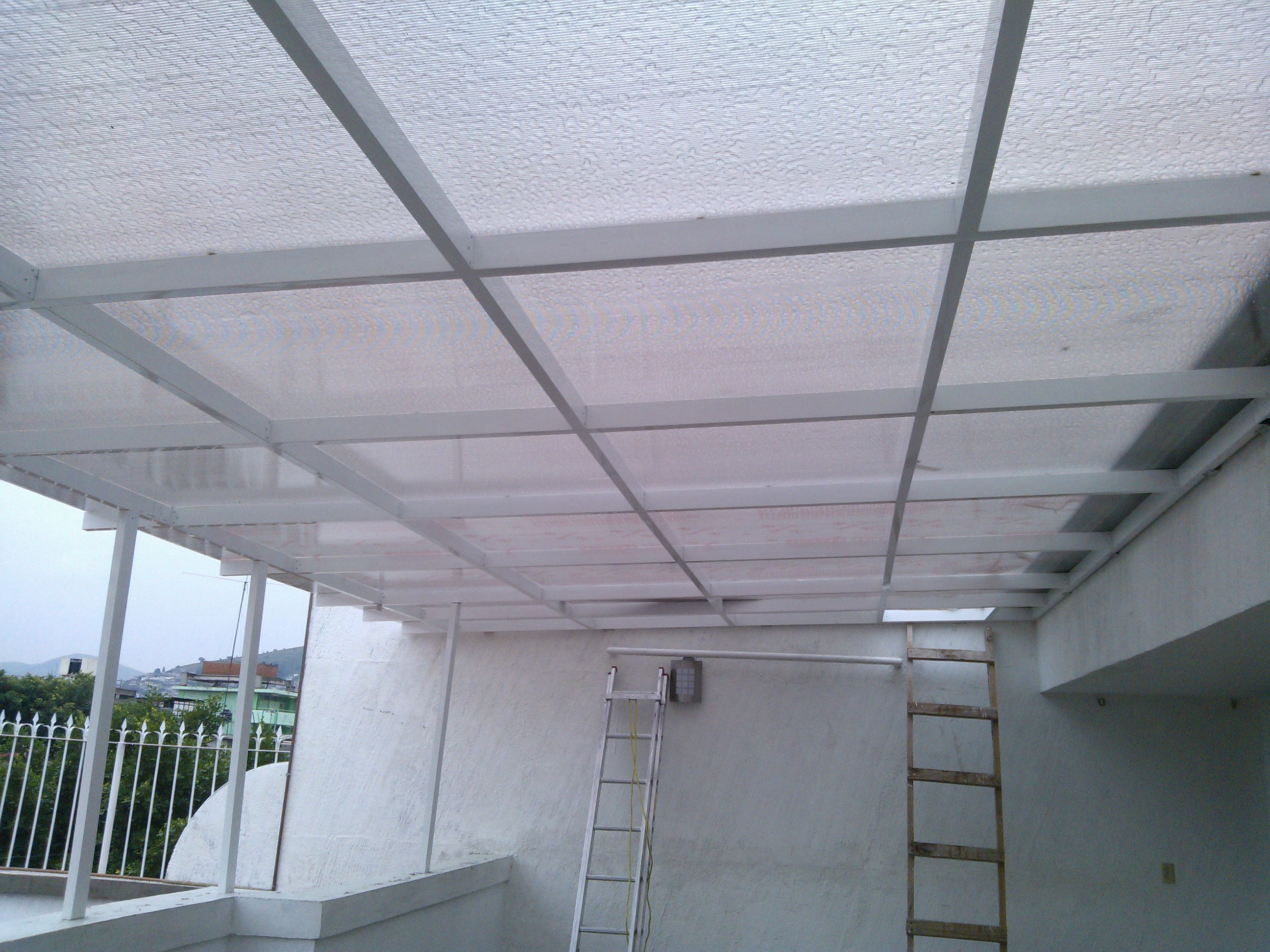 Domo con policarbonato blanco opalino y parrilla con tubo rectangular de 3X1/2"