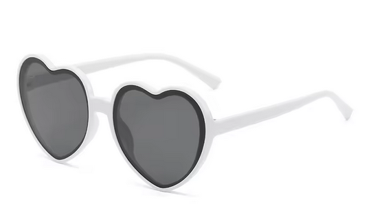 Herzförmige Sonnenbrille für Kinder. Dunkle Brille für Mädchen – transparente Rahmenfarbe.