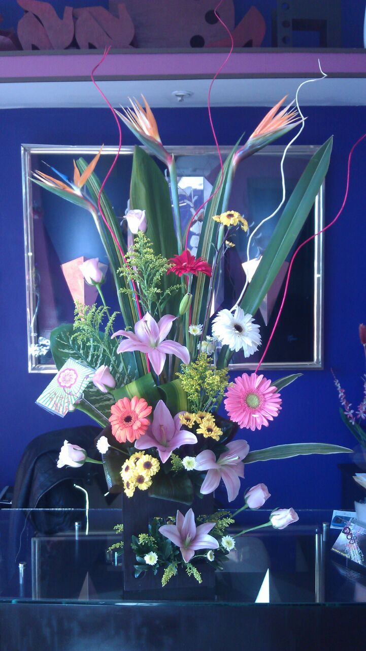 Arreglo A46 con lilies, gerbera y ave de paraiso.
$900