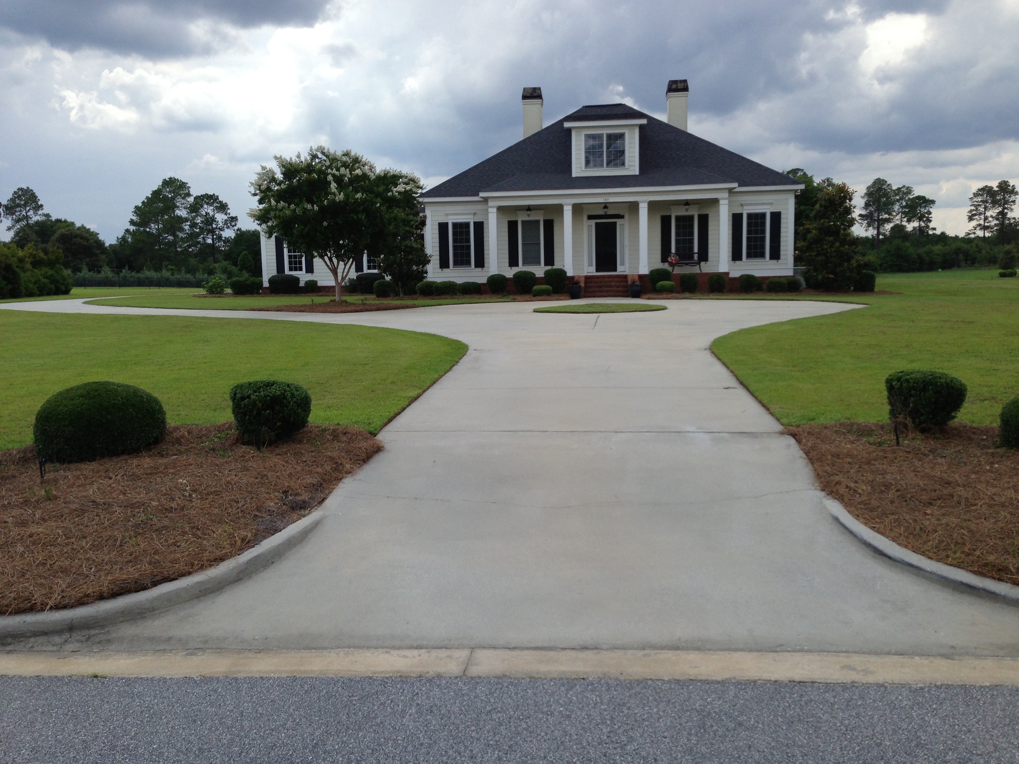 Large Residential Driveway||||