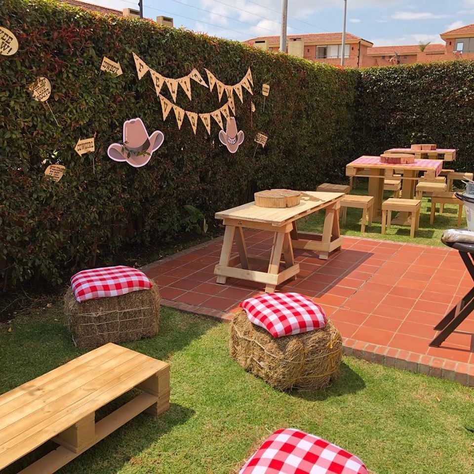 2 Puff de heno + 1 mesa caballete + 1 mesa rectangular
Alquiler $106.000