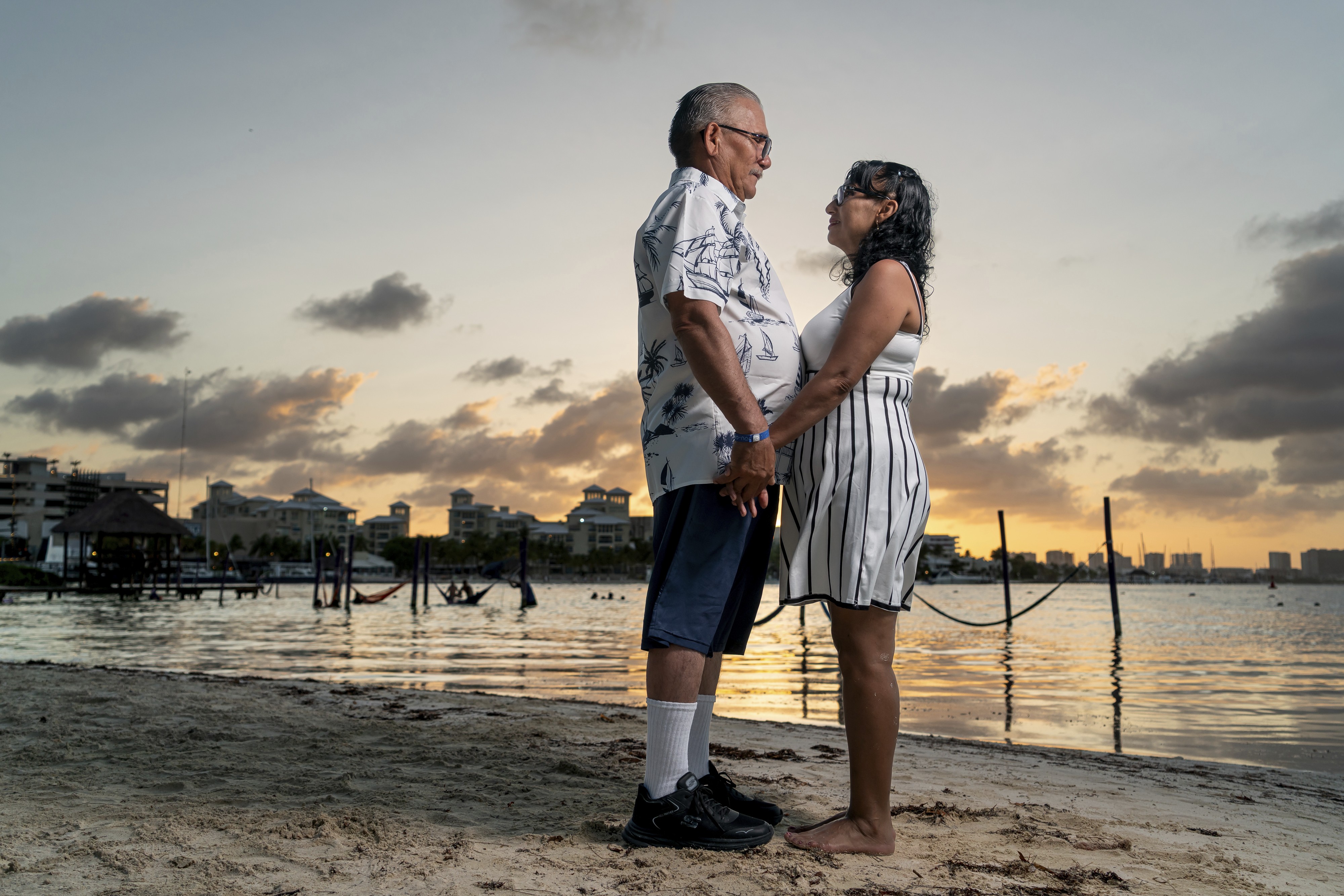 https://0201.nccdn.net/1_2/000/000/116/18a/luxartifices-riviera-maya-beach-family-photos0043.jpg