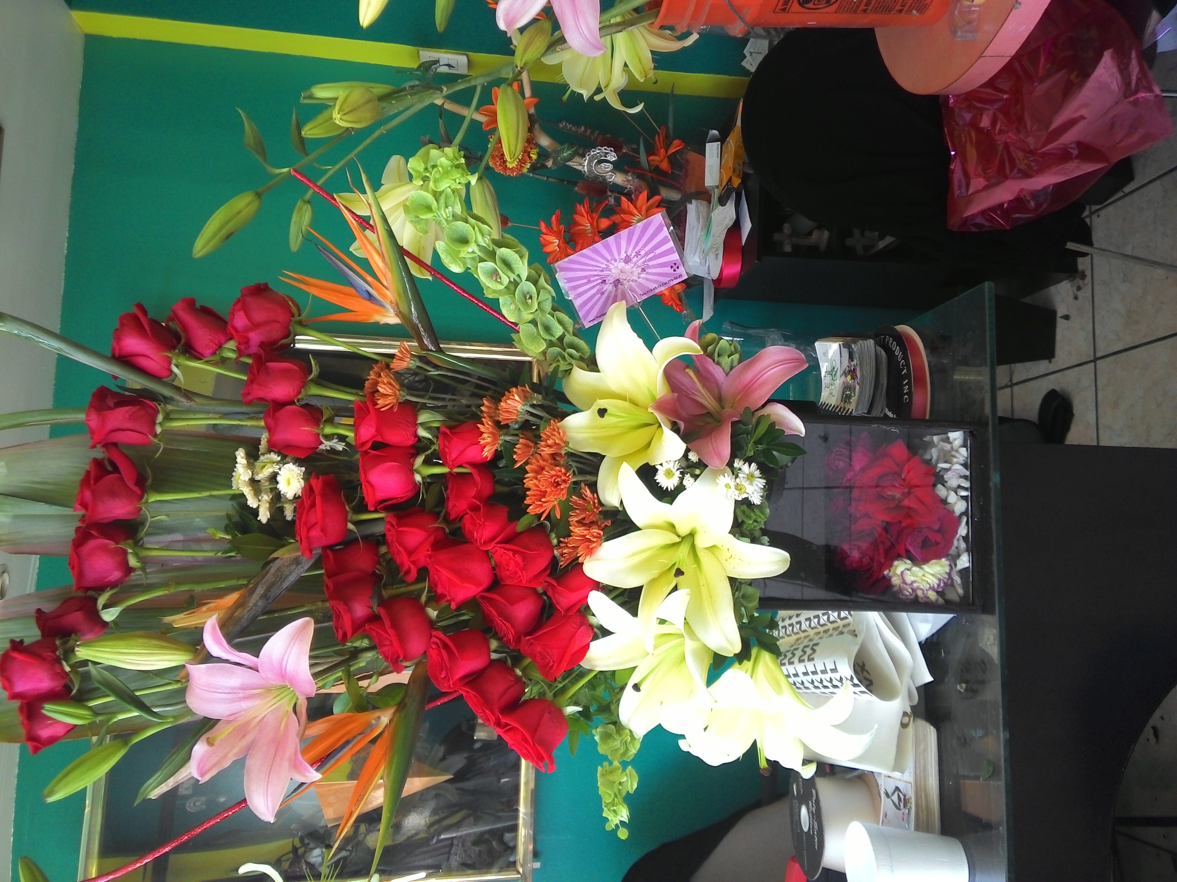 Arreglo A29 de 24 rosas rojas,ave de paraiso lilies pueden variar de color,
$1500