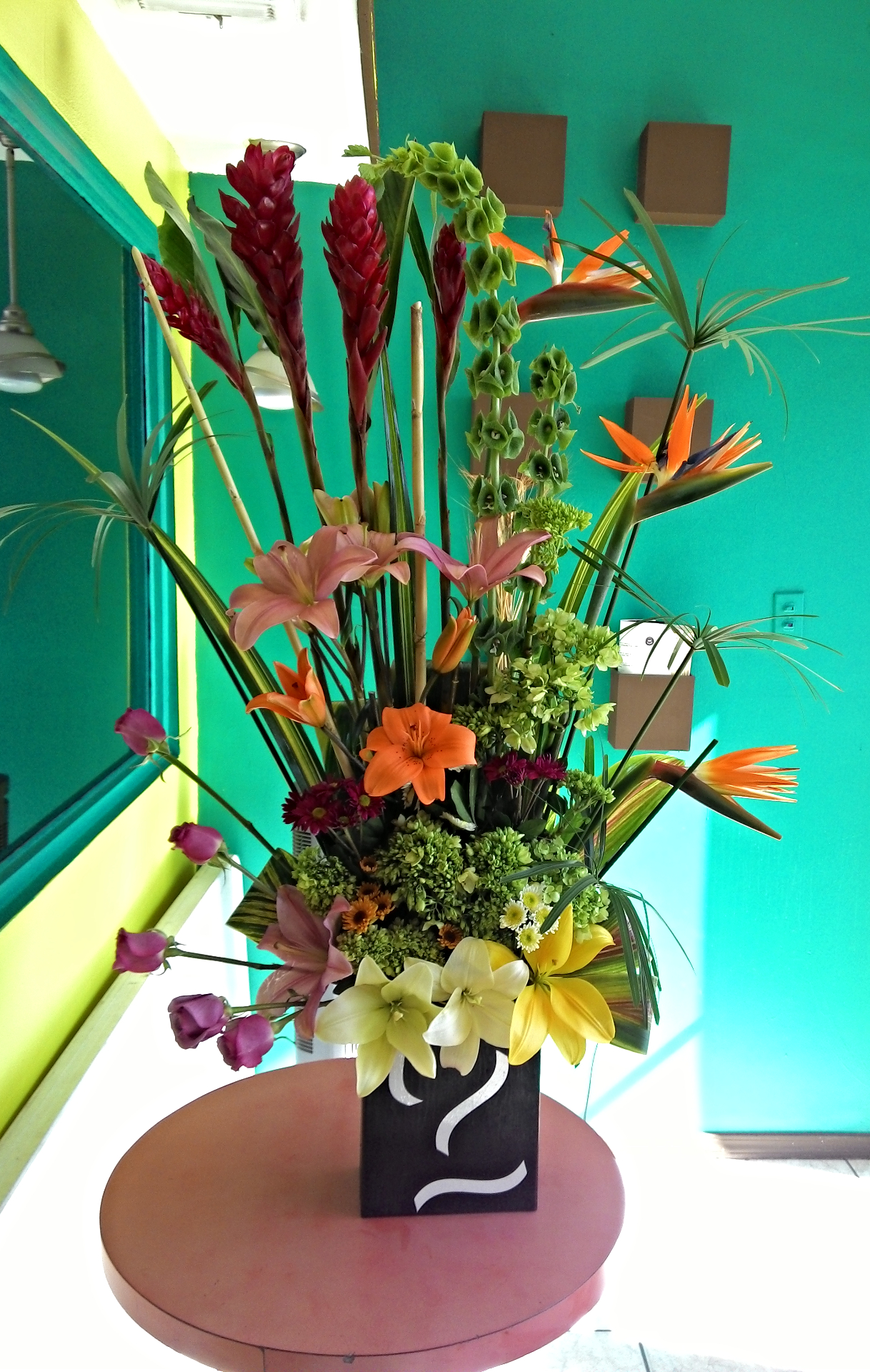 Arreglo A34 con lilies,rosa,hawaiana,ave de paraiso.
$ 1400