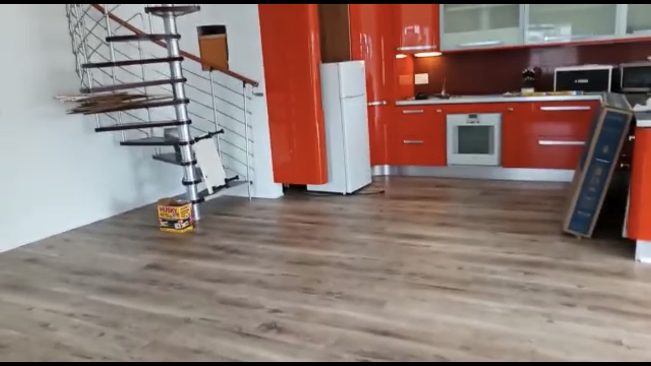 Kitchen with vinyl flooring 5