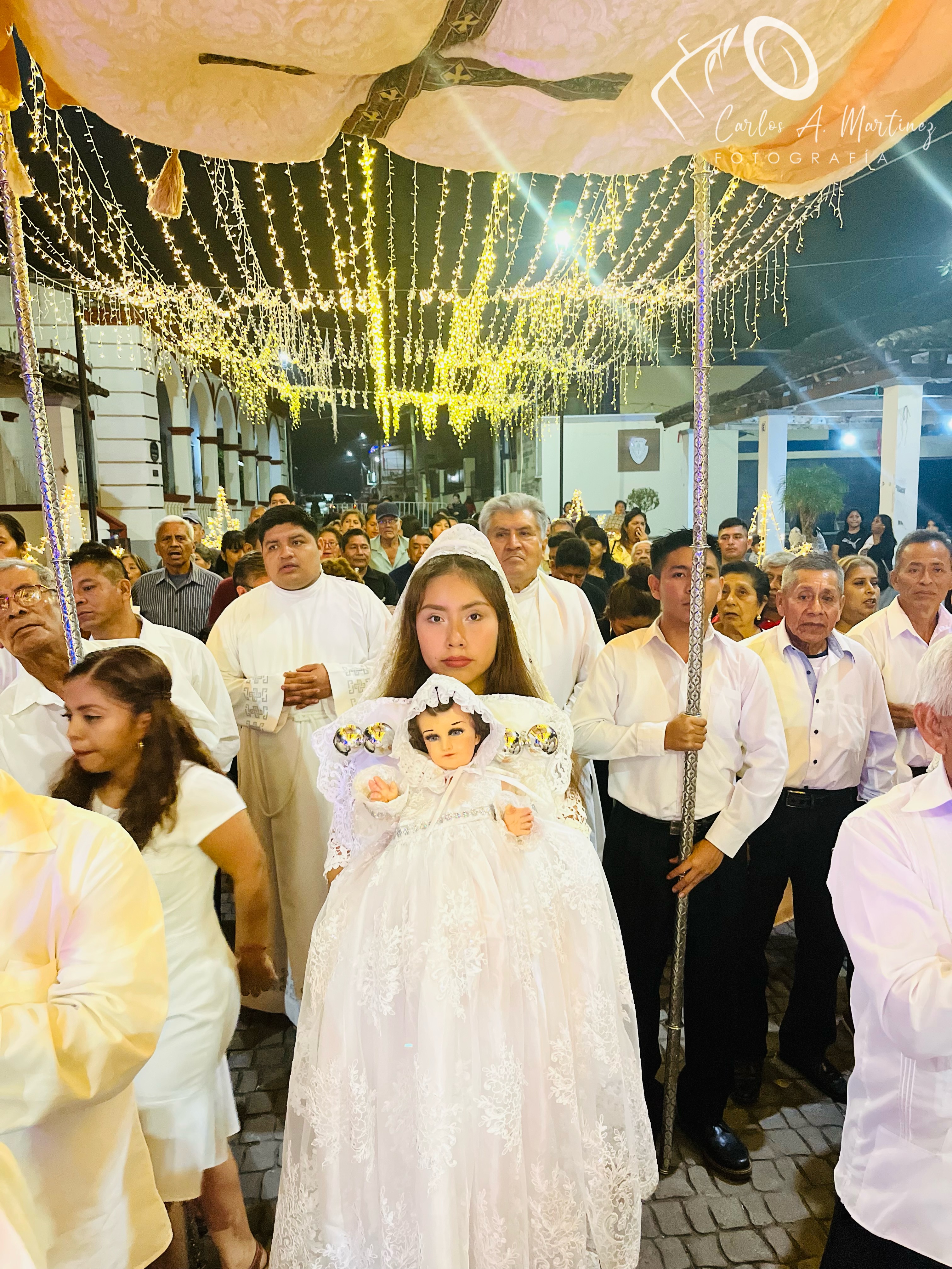 Lobby moderno con grandes ventanales, mobiliario minimalista y abundante luz natural, rodeado de vegetación exterior. Lobby moderno con grandes ventanales, mobiliario minimalista y abundante luz natural, rodeado de vegetación exterior.