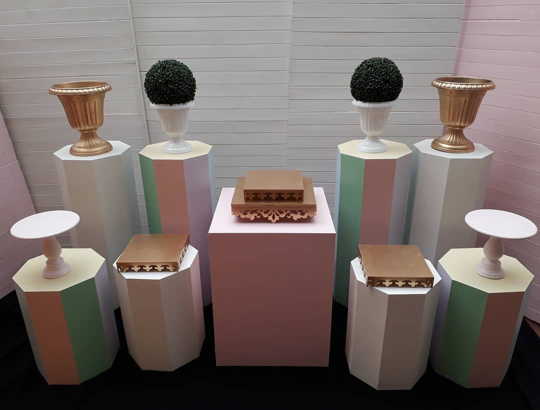 Combo de 5 mesas Mesas en Forma Octogonal
en diferentes Tamaños y Colores
Precio de Alquiler $200.000