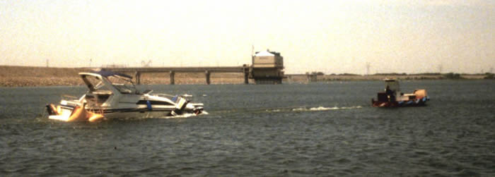 Towing on the water||||