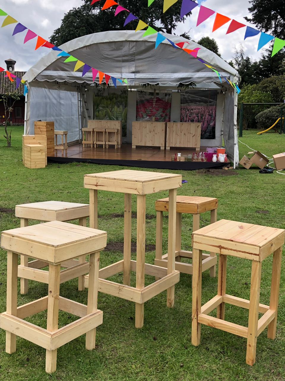 Mesa coctelera
Medidas: 1 mtr Ancho: 50cm
Precio de alquiler $ 20.000
Bancas cocteleras
Medidas 72cm de Altura
43cm de Ancho
Alquiler $ 12.000