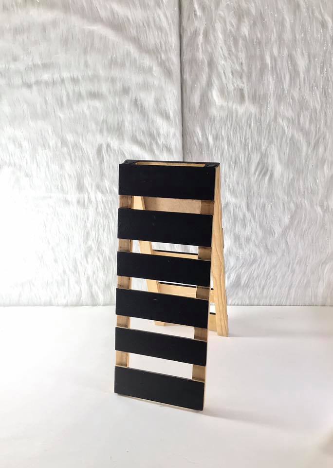 Pizarra Plegable de paletas 
 77 cm de altura 
31 cm de largo 
$15.000