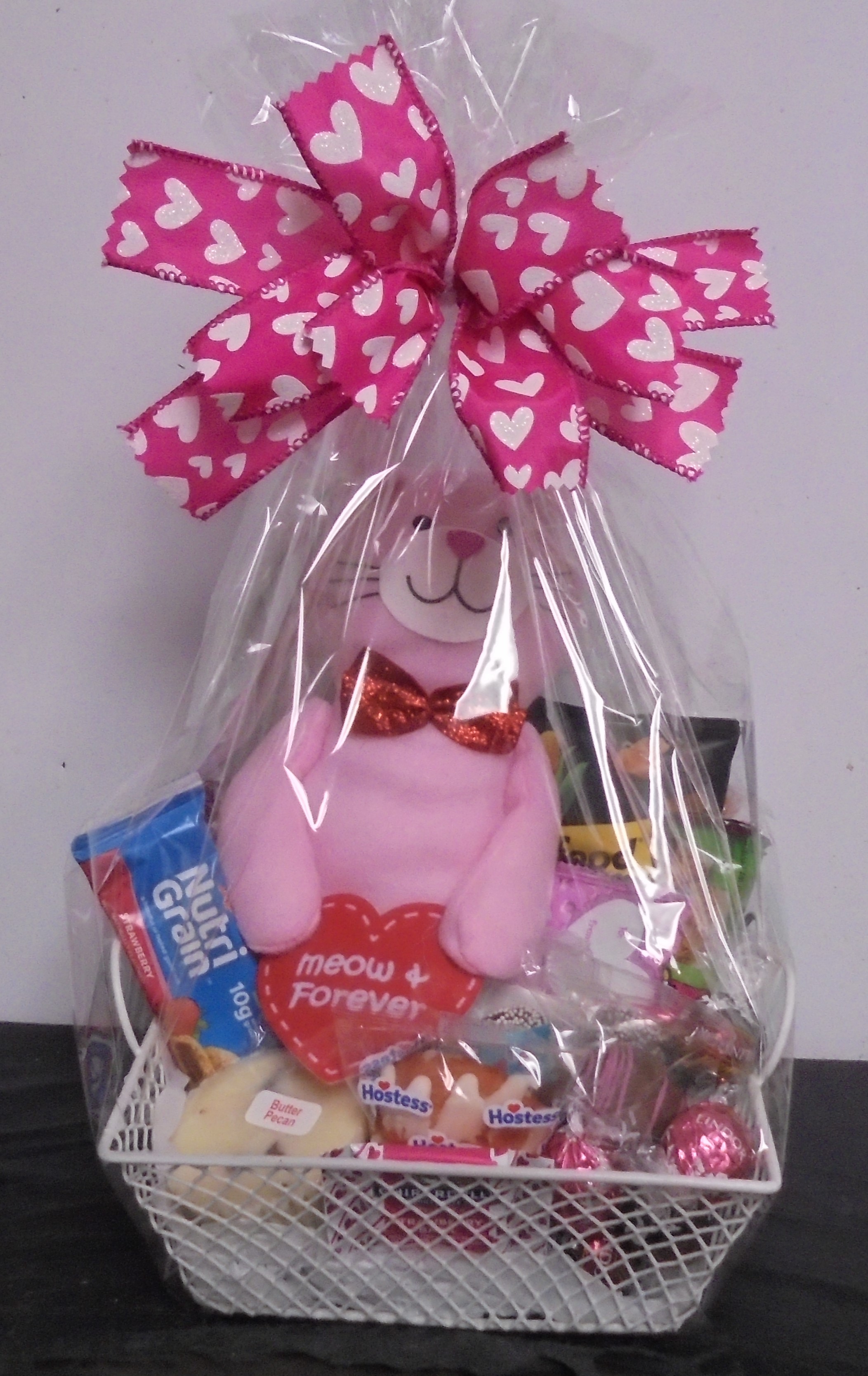 (22) Goodie Basket
W/ Cat Plush
$40.00