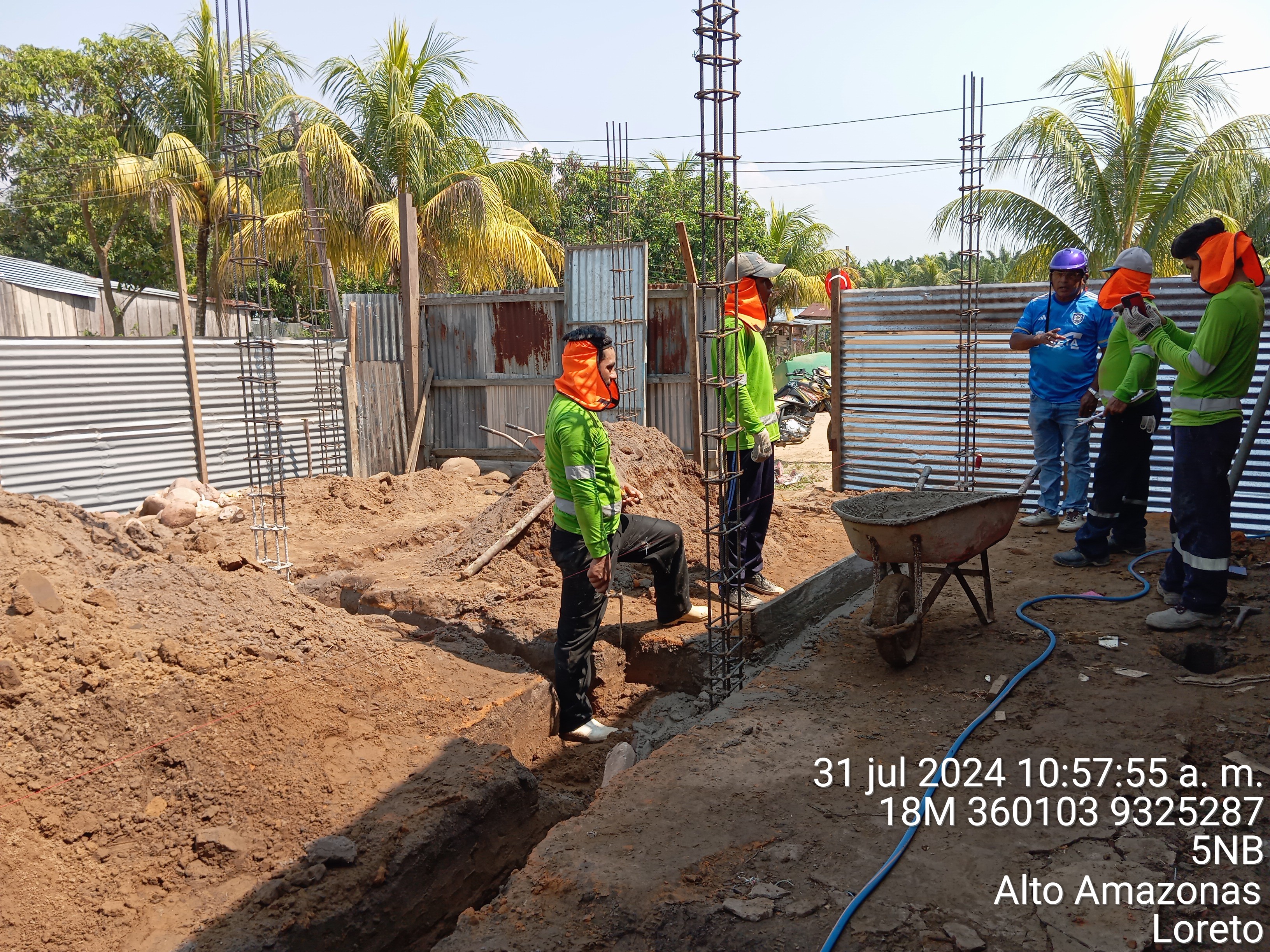 Oficina moderna con mesas blancas, sillas negras y plantas, con un logotipo de 'Inversiones Verdes S.A.C.' en la pared. Oficina moderna con mesas blancas, sillas negras y plantas, con un logotipo de 'Inversiones Verdes S.A.C.' en la pared.
