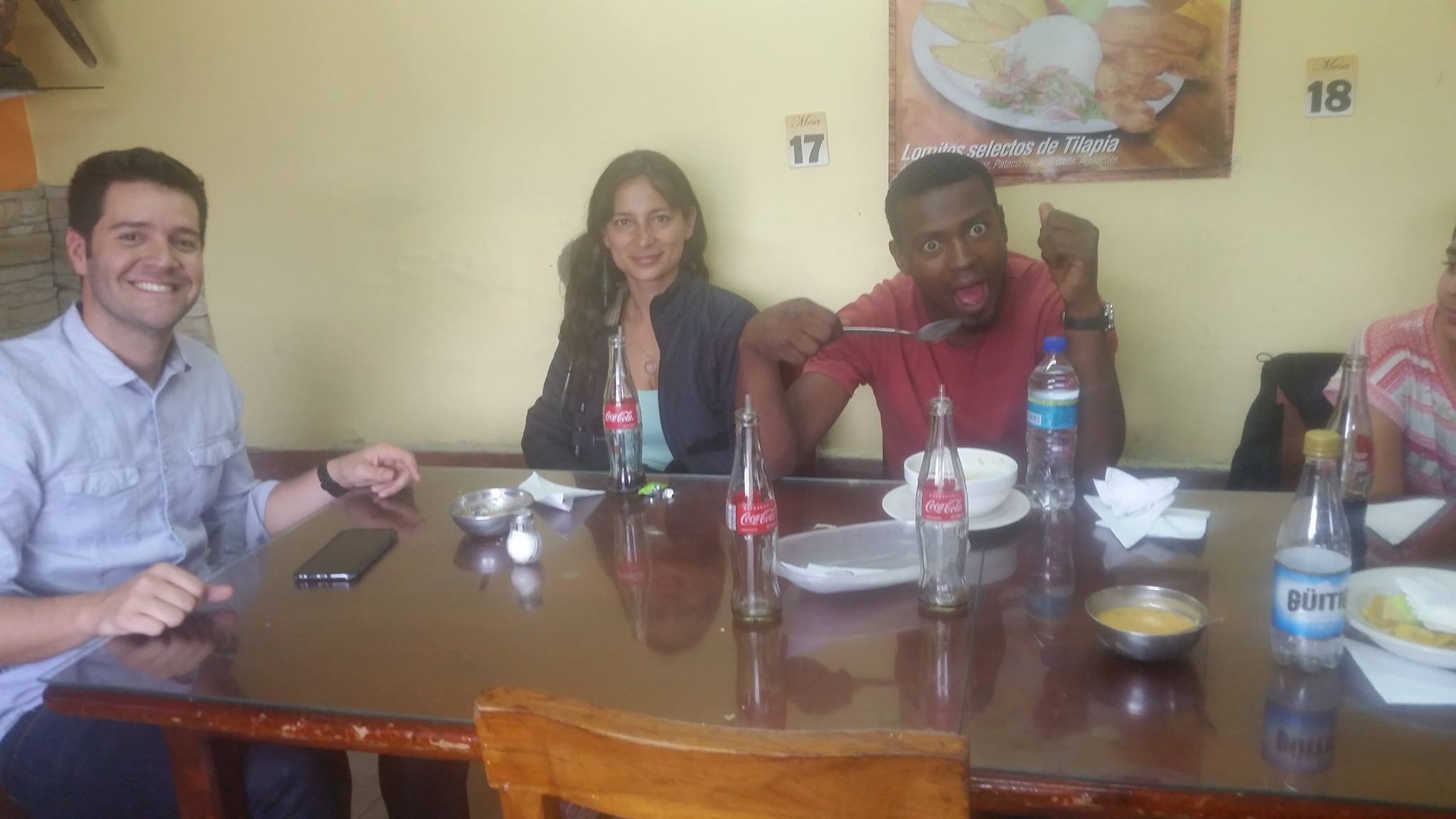 Degustando de nuestra sazón Carlos Luis Andrade presentador de Tv, junto a sus compañeros