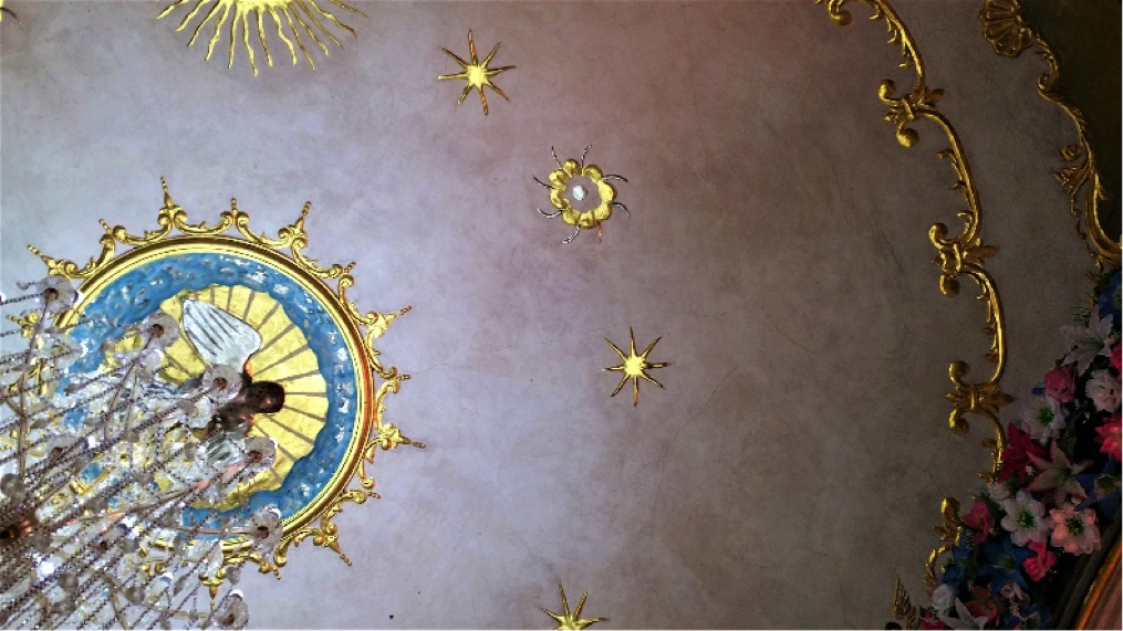 El Calvario Tlacoyucan: Se relaciona la tosca, masiva inquebrantable expresión exterior de los muros de la capilla, con la delicada tersa capa de cal en la bóveda interior fisurada por el sismo