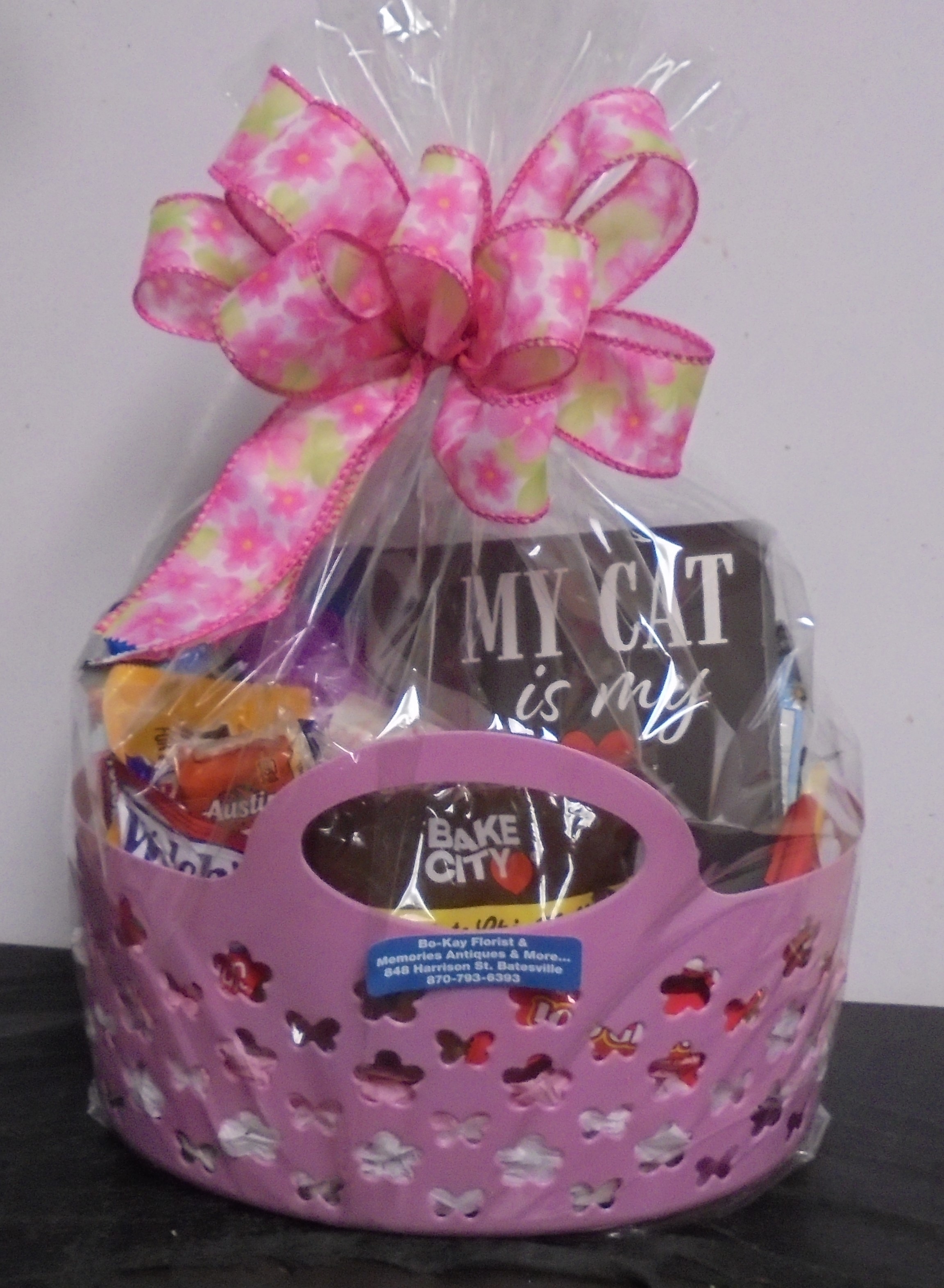 (17B)  Goodie Basket
With "Cat Mom" Plaque
$50.00