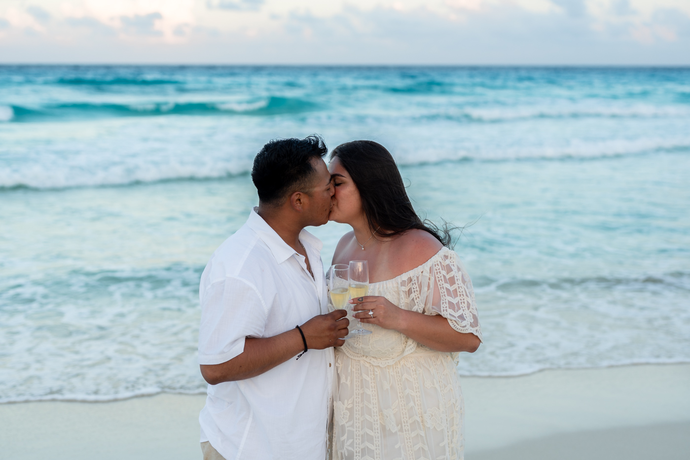 https://0201.nccdn.net/1_2/000/000/119/04d/romantic-mariachi-proposal-in-cancu%CC%81n109.jpg