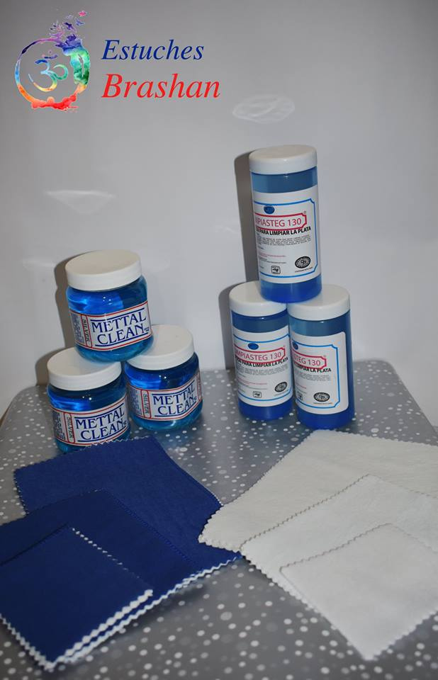 Líquidos para lavar y franelas para limpiar y pulir joyería